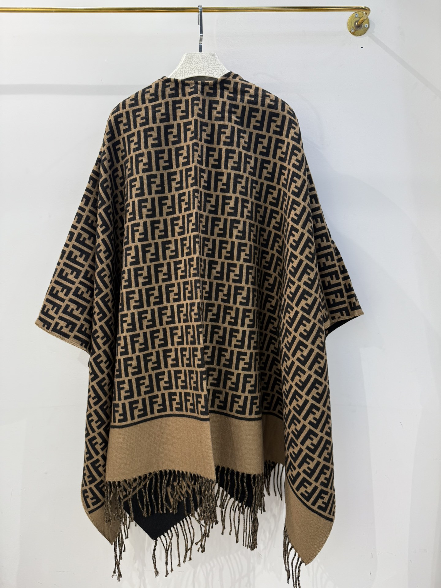 💟爆款来了新款免代购❗️极品‼️重磅最新经典FF字母元素羊毛斗篷，大极品‼️F主打的斗篷，专柜也是刚上架