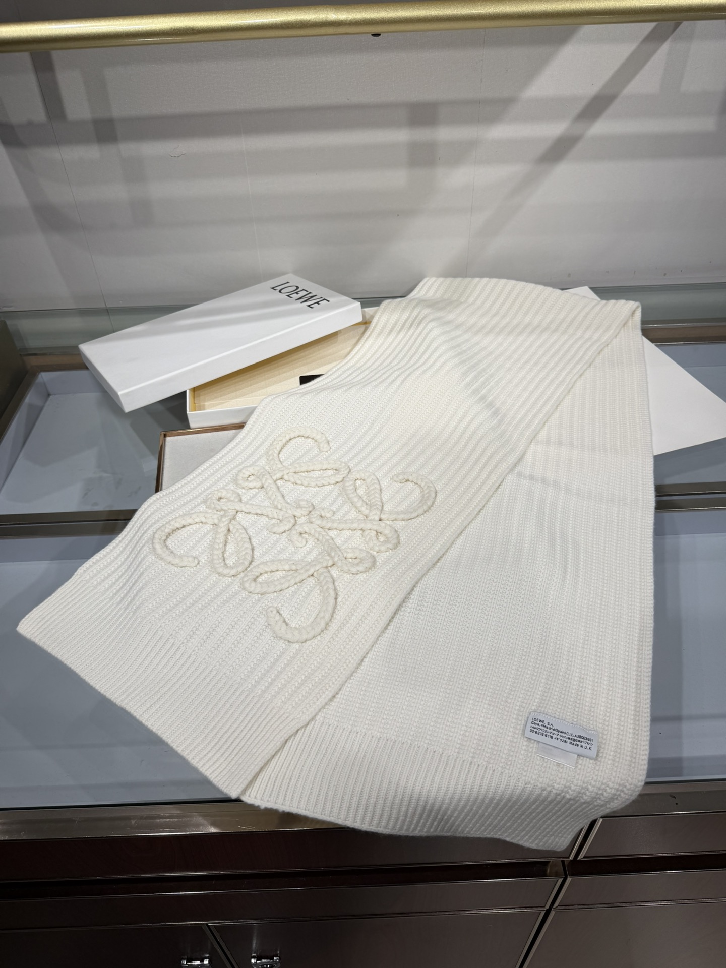 💟【新款来袭]LOE专柜最新编织系列!这是一个特别稀有的款式，这也是LOE家第一款采用纯色针织工艺的围巾