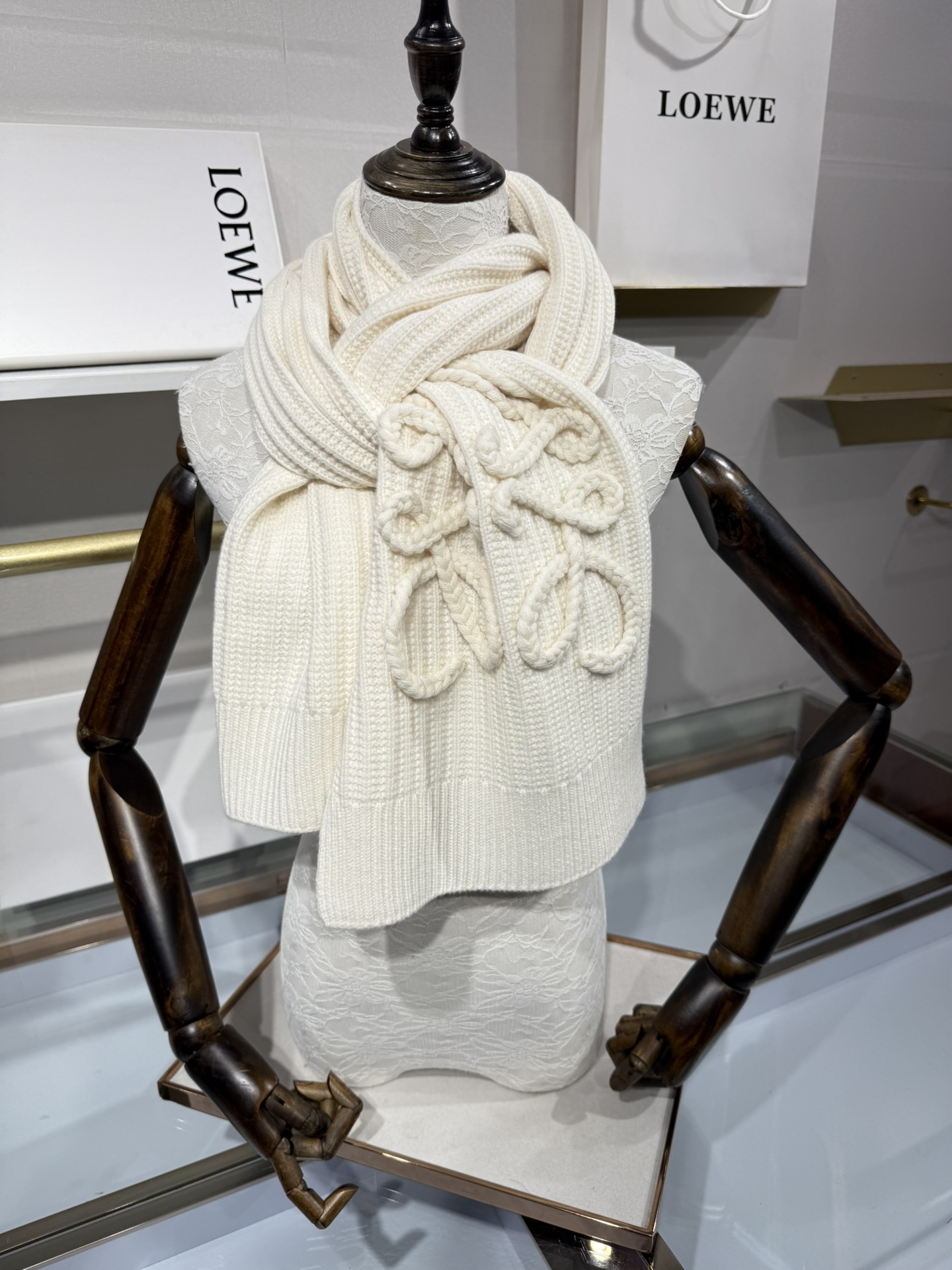 💟【新款来袭]LOE专柜最新编织系列!这是一个特别稀有的款式，这也是LOE家第一款采用纯色针织工艺的围巾