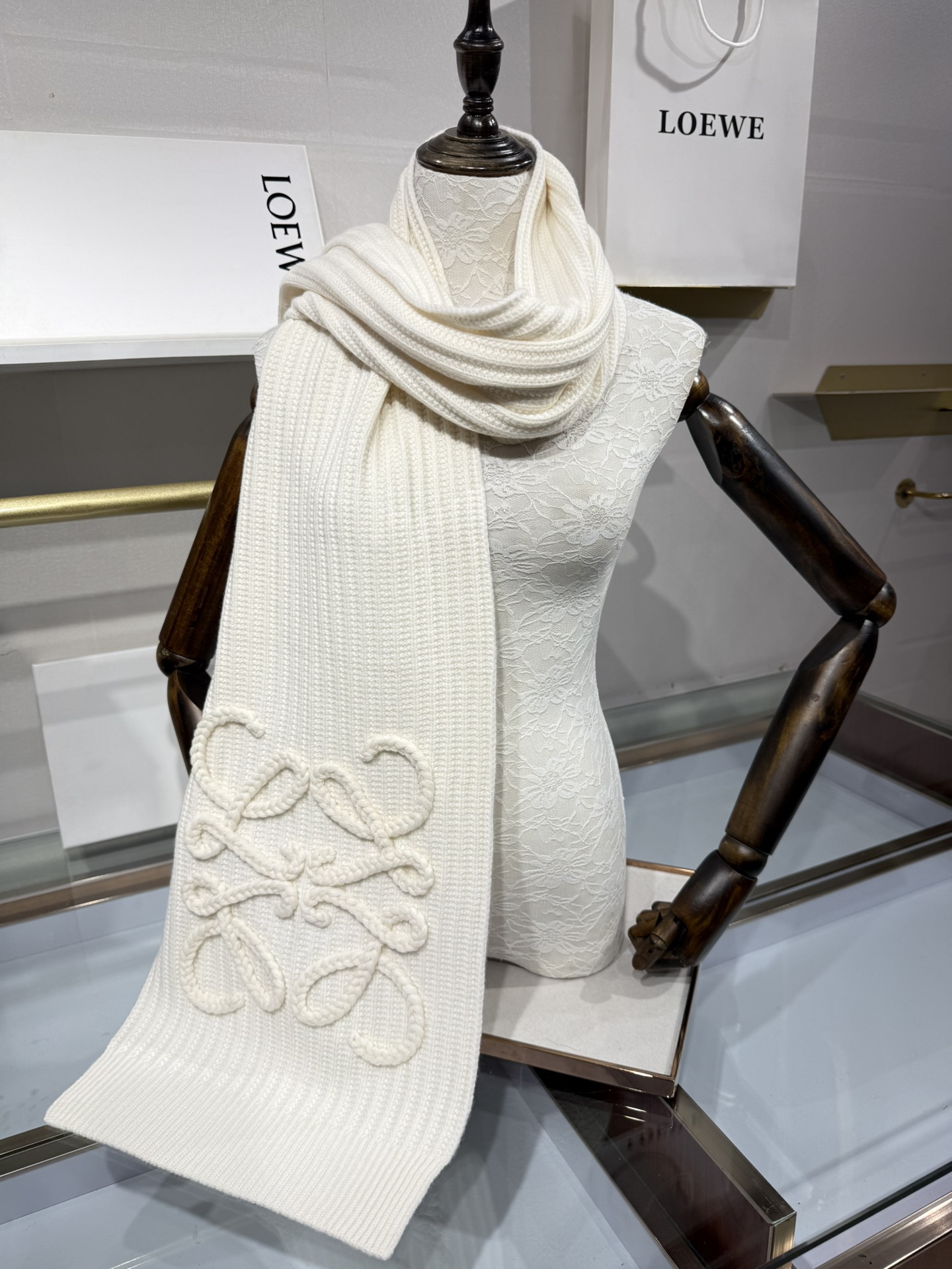 💟【新款来袭]LOE专柜最新编织系列!这是一个特别稀有的款式，这也是LOE家第一款采用纯色针织工艺的围巾