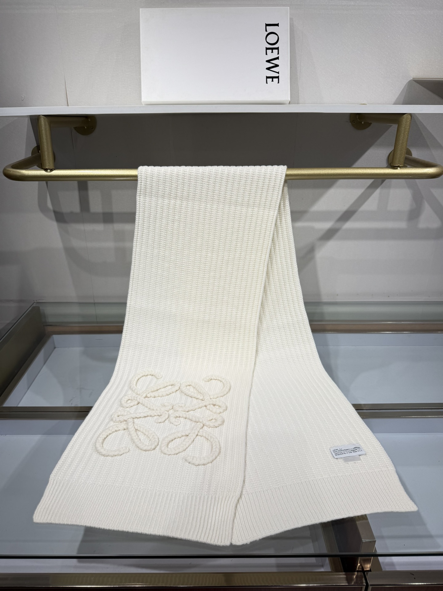 💟【新款来袭]LOE专柜最新编织系列!这是一个特别稀有的款式，这也是LOE家第一款采用纯色针织工艺的围巾