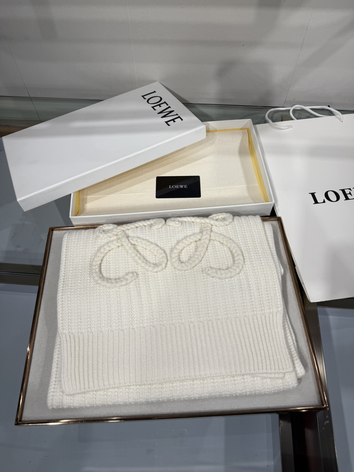 💟【新款来袭]LOE专柜最新编织系列!这是一个特别稀有的款式，这也是LOE家第一款采用纯色针织工艺的围巾