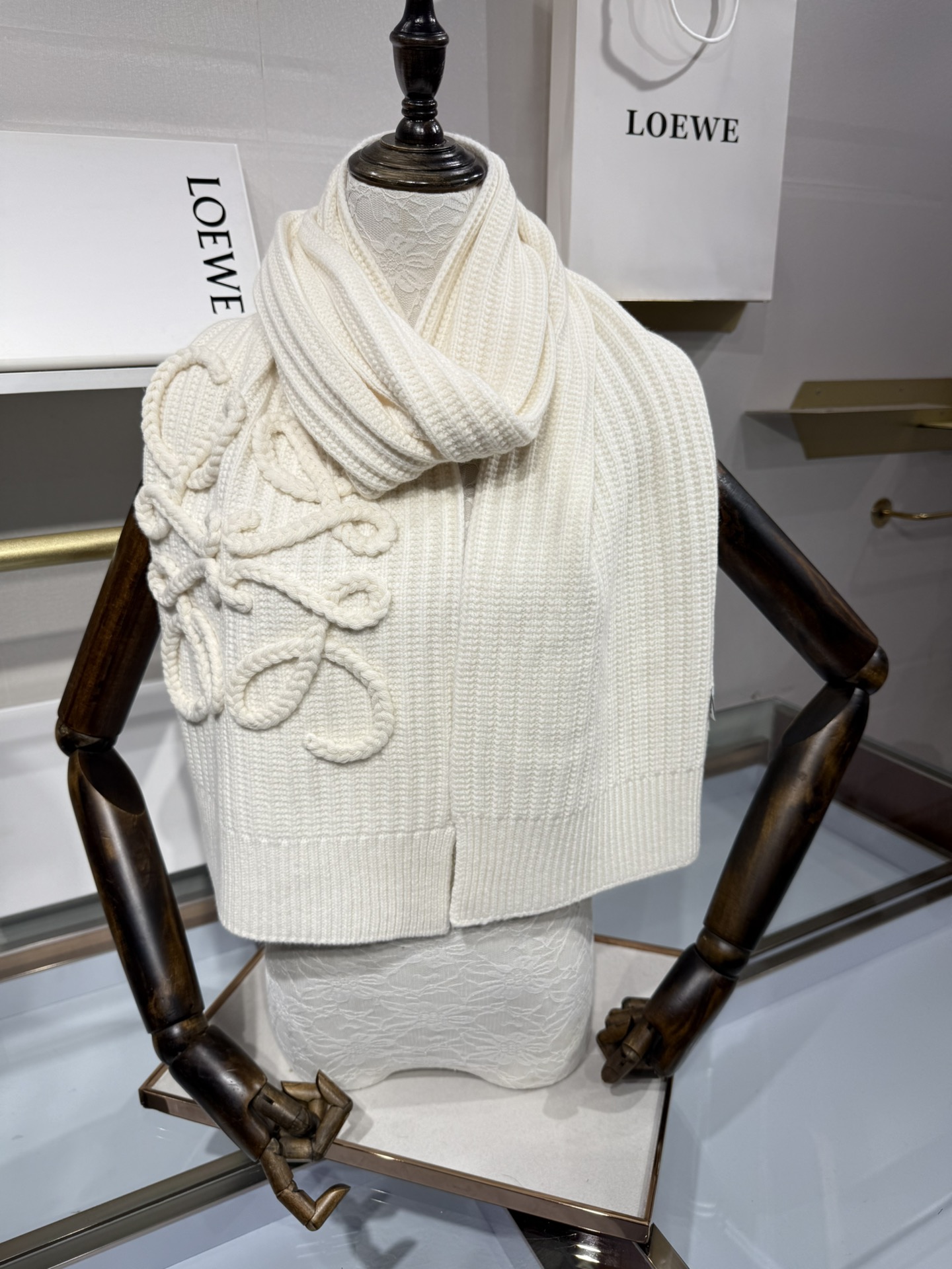 💟【新款来袭]LOE专柜最新编织系列!这是一个特别稀有的款式，这也是LOE家第一款采用纯色针织工艺的围巾