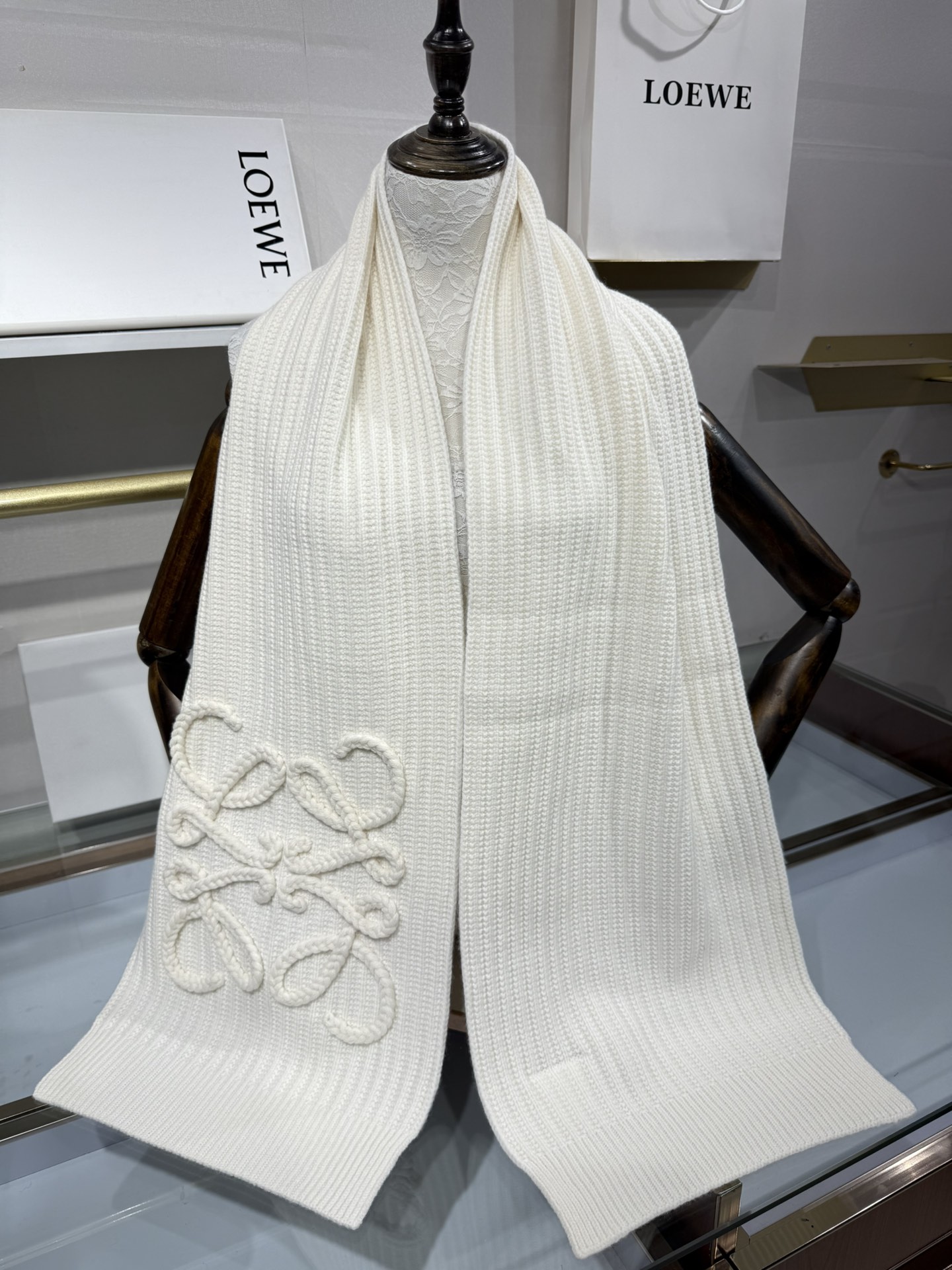 💟【新款来袭]LOE专柜最新编织系列!这是一个特别稀有的款式，这也是LOE家第一款采用纯色针织工艺的围巾