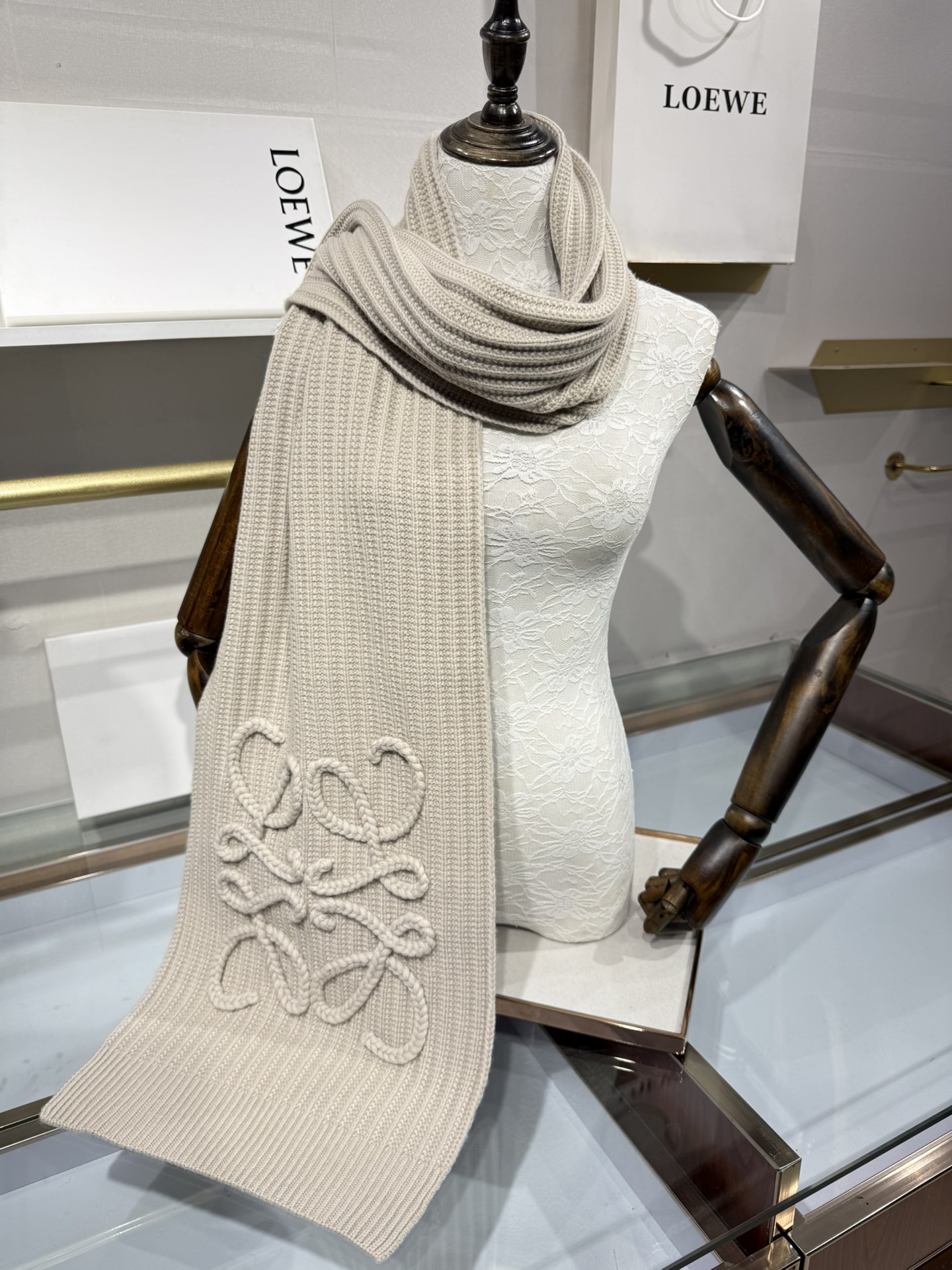 💟【新款来袭]LOE专柜最新编织系列!这是一个特别稀有的款式，这也是LOE家第一款采用纯色针织工艺的围巾