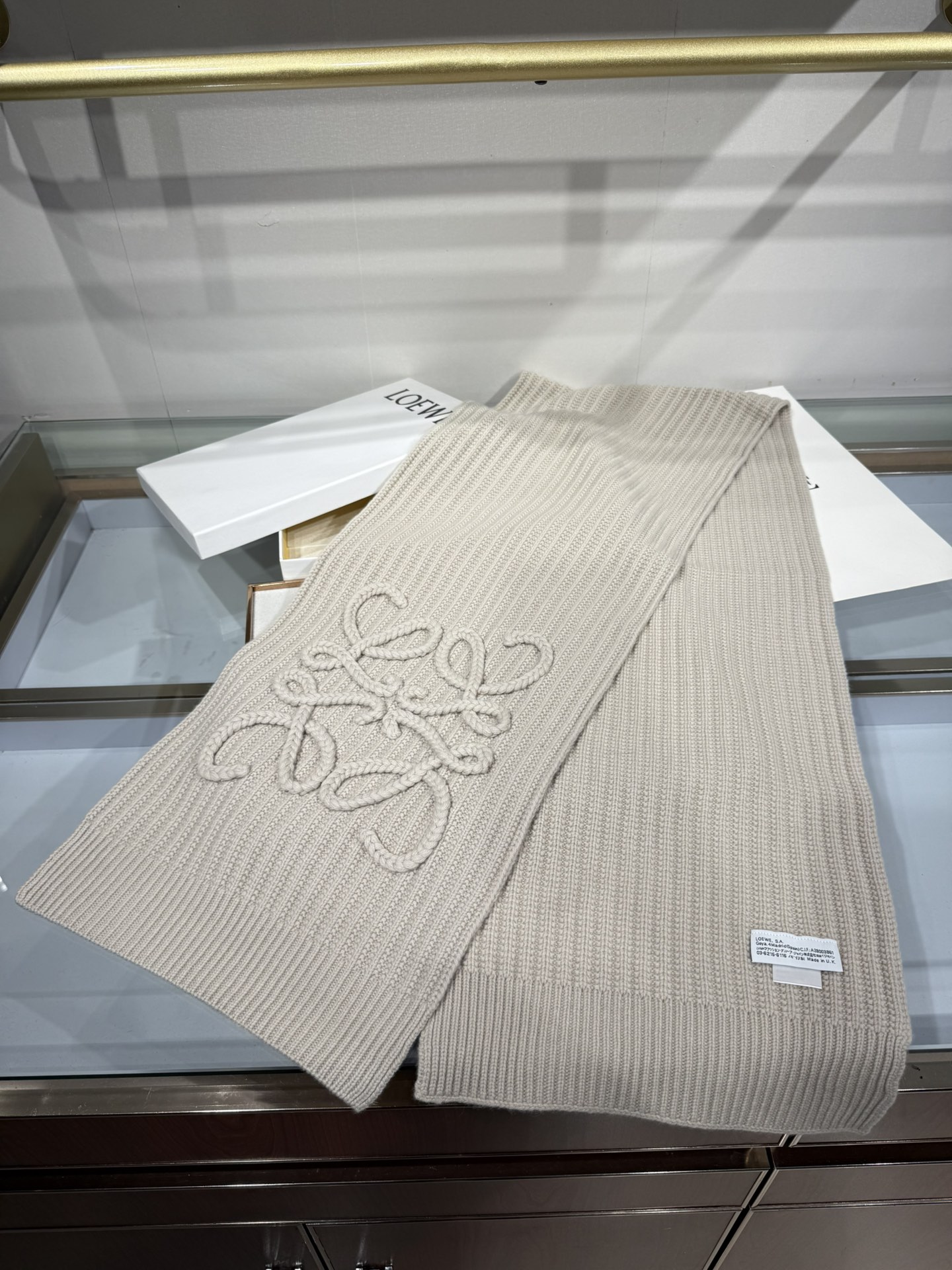 💟【新款来袭]LOE专柜最新编织系列!这是一个特别稀有的款式，这也是LOE家第一款采用纯色针织工艺的围巾