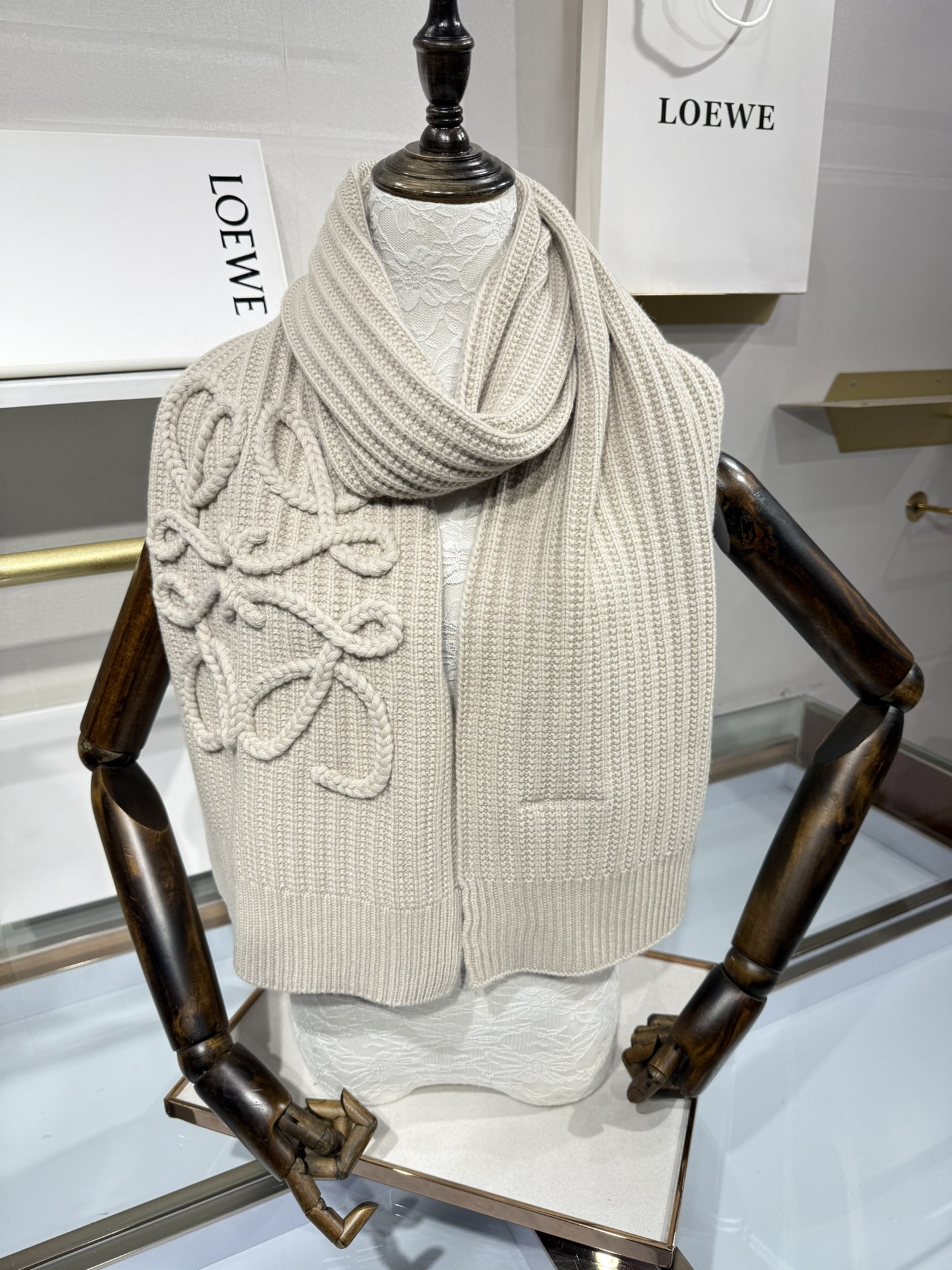💟【新款来袭]LOE专柜最新编织系列!这是一个特别稀有的款式，这也是LOE家第一款采用纯色针织工艺的围巾