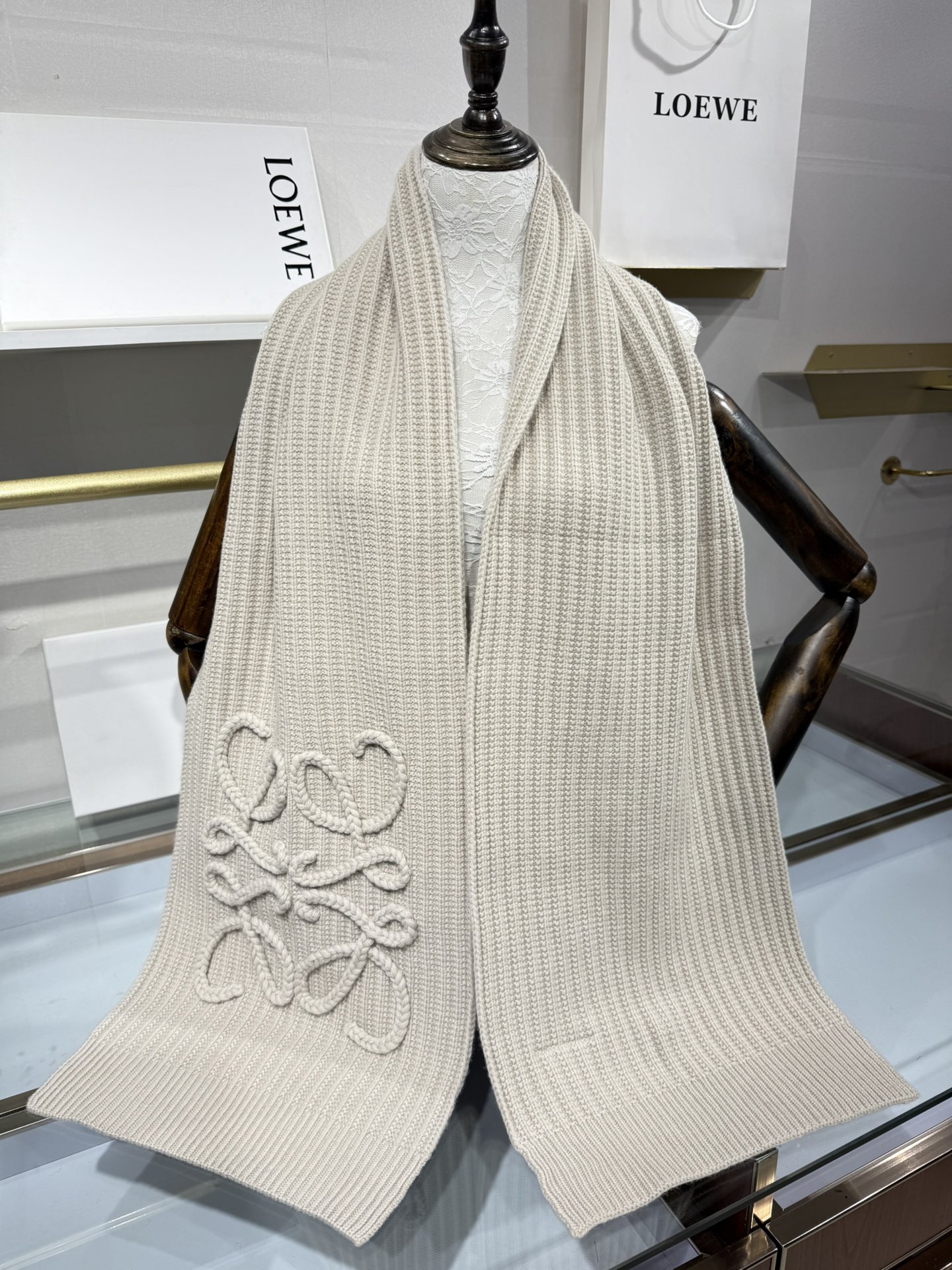 💟【新款来袭]LOE专柜最新编织系列!这是一个特别稀有的款式，这也是LOE家第一款采用纯色针织工艺的围巾