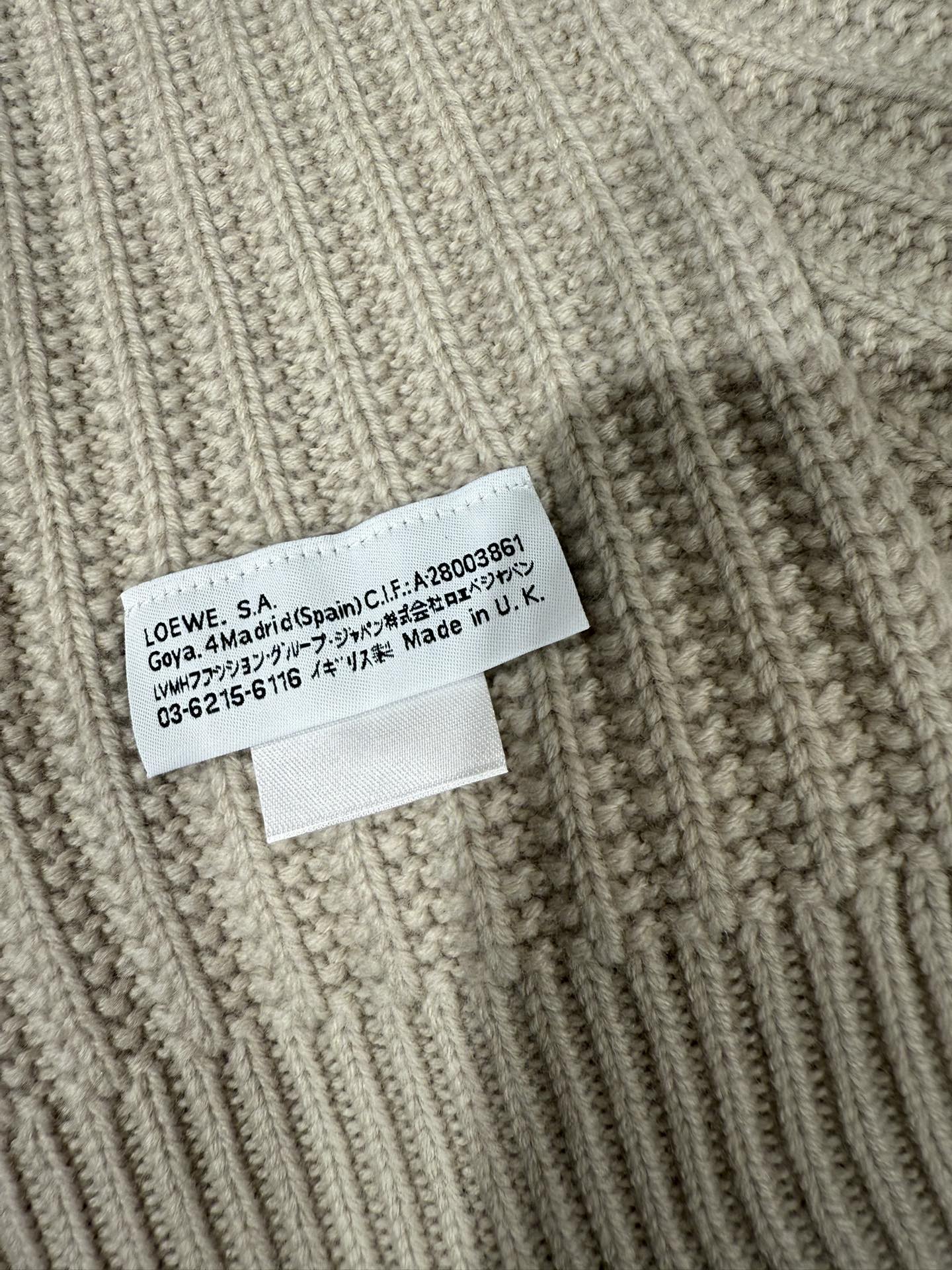 💟【新款来袭]LOE专柜最新编织系列!这是一个特别稀有的款式，这也是LOE家第一款采用纯色针织工艺的围巾