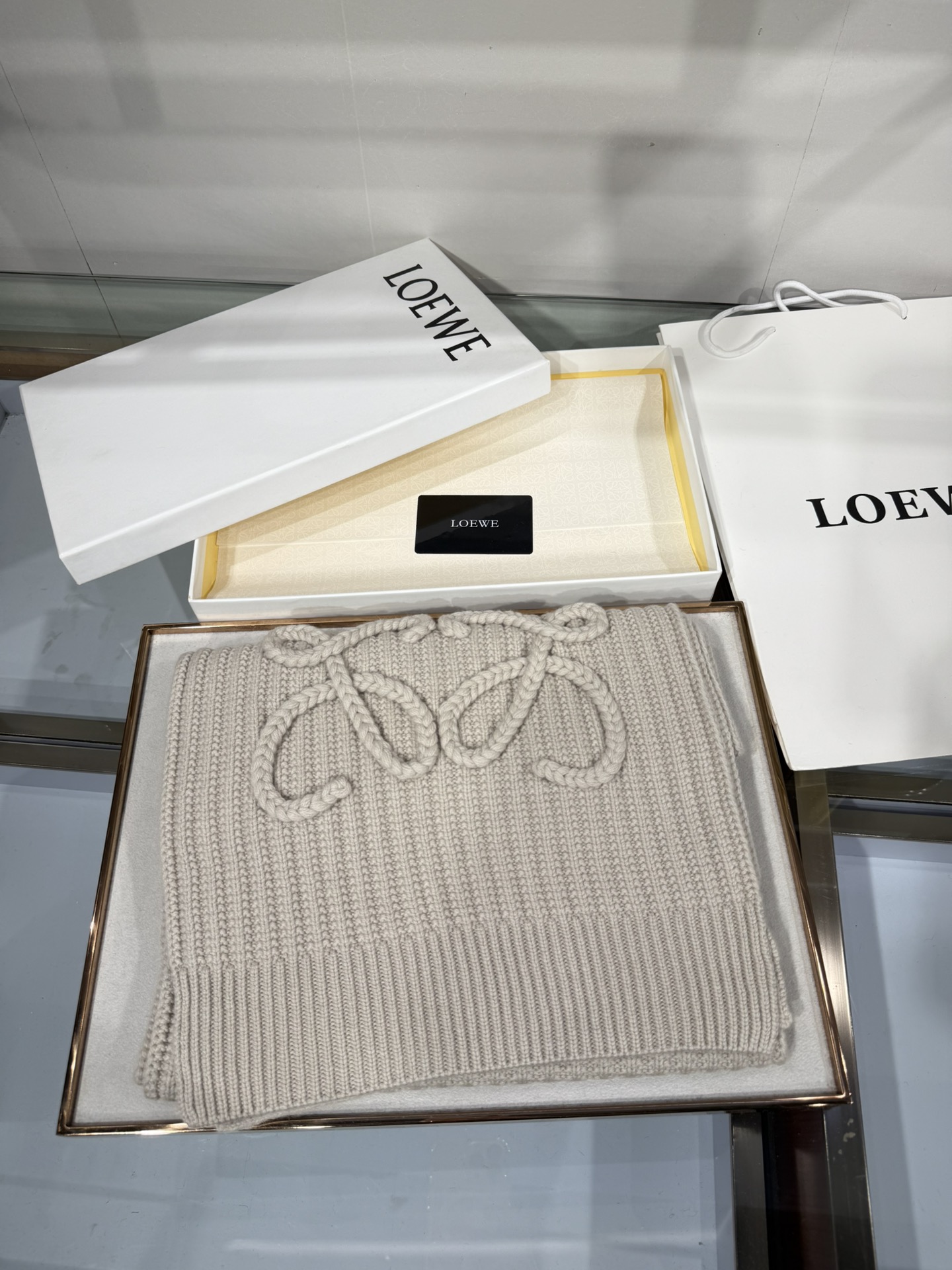 💟【新款来袭]LOE专柜最新编织系列!这是一个特别稀有的款式，这也是LOE家第一款采用纯色针织工艺的围巾