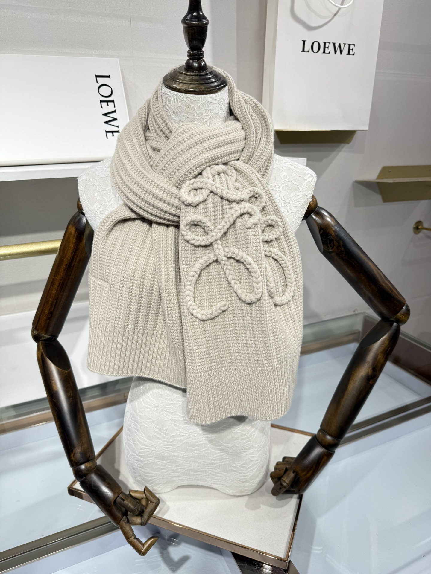 💟【新款来袭]LOE专柜最新编织系列!这是一个特别稀有的款式，这也是LOE家第一款采用纯色针织工艺的围巾
