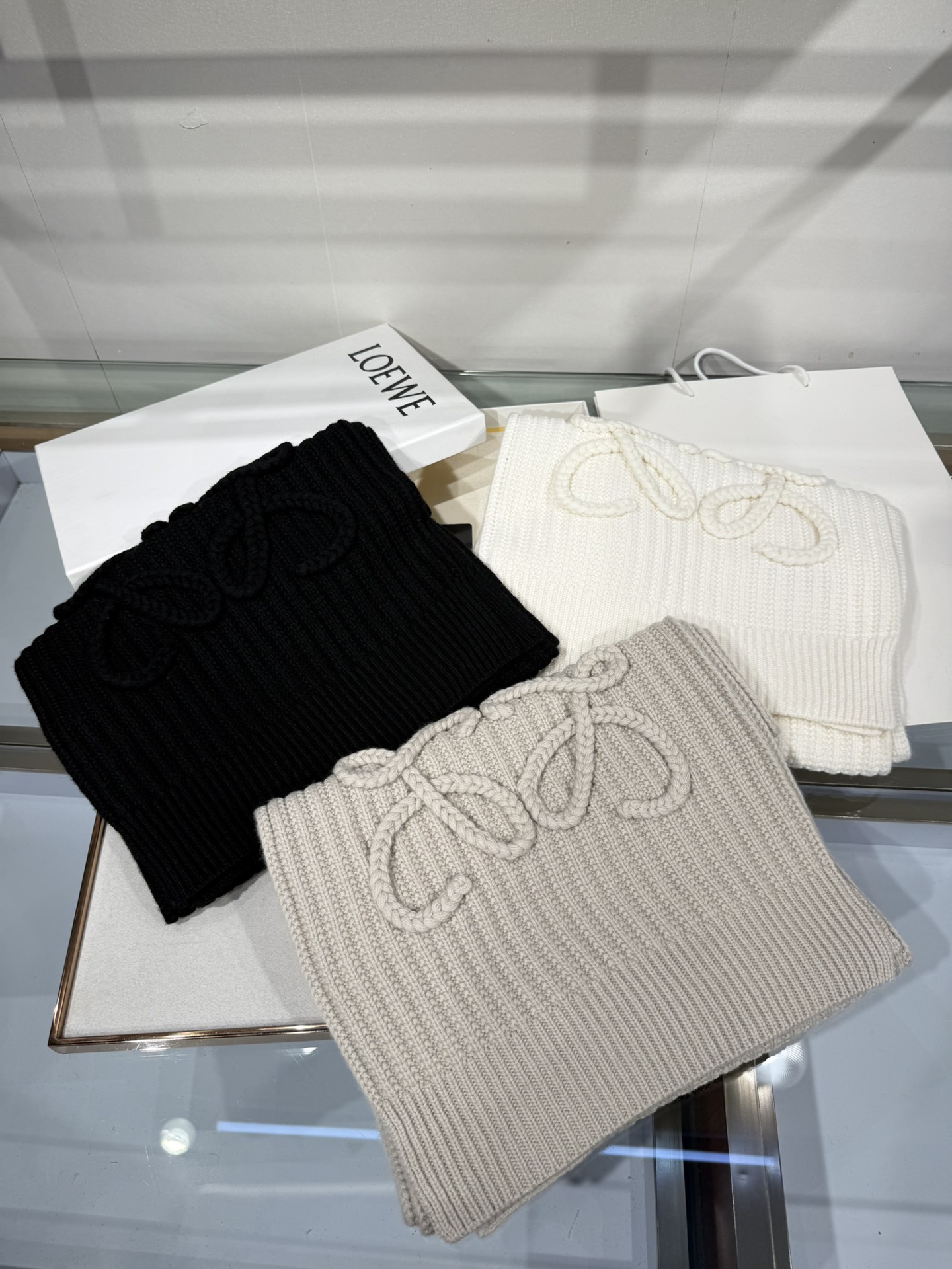 💟【新款来袭]LOE专柜最新编织系列!这是一个特别稀有的款式，这也是LOE家第一款采用纯色针织工艺的围巾