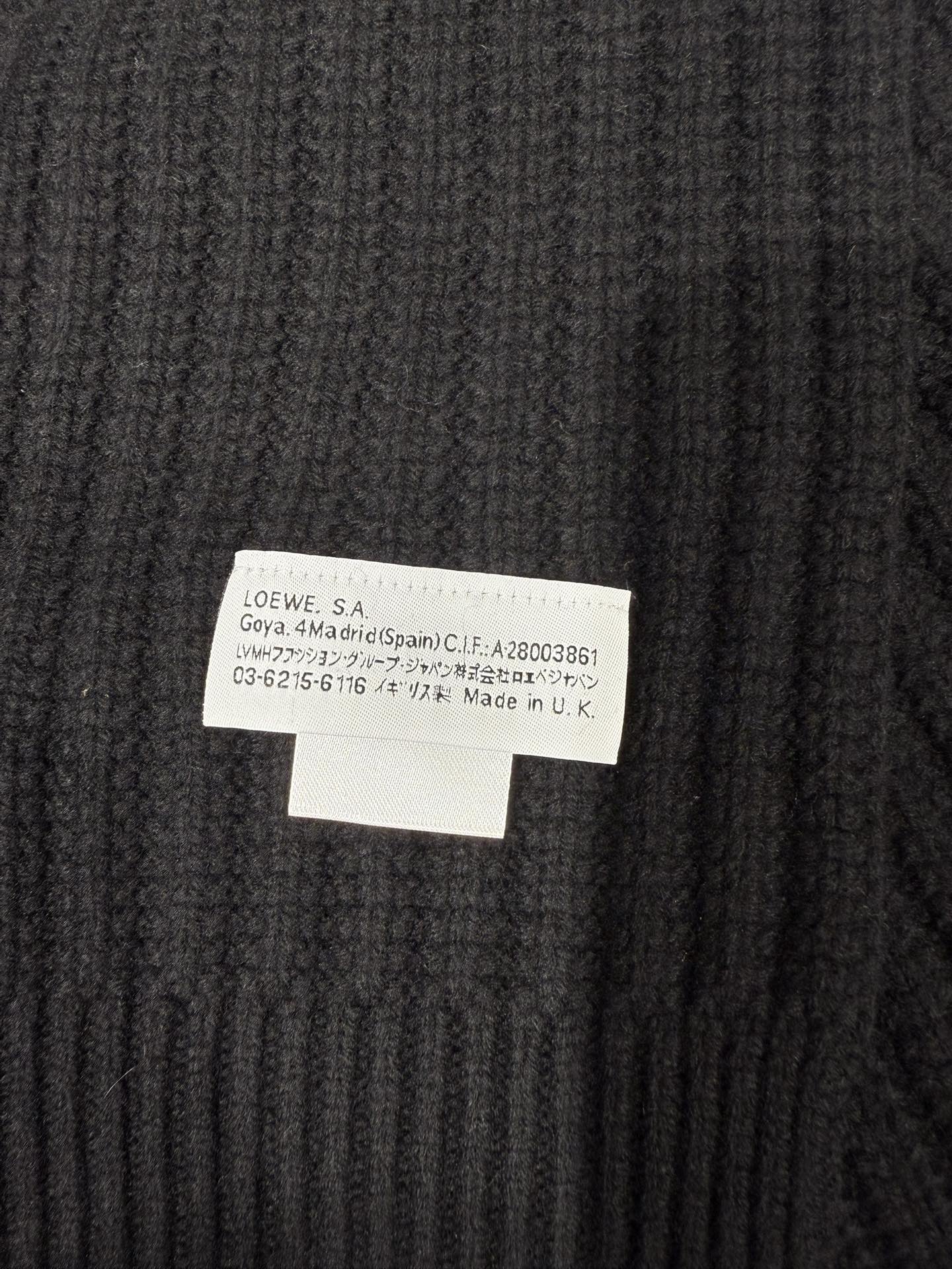 💟【新款来袭]LOE专柜最新编织系列!这是一个特别稀有的款式，这也是LOE家第一款采用纯色针织工艺的围巾