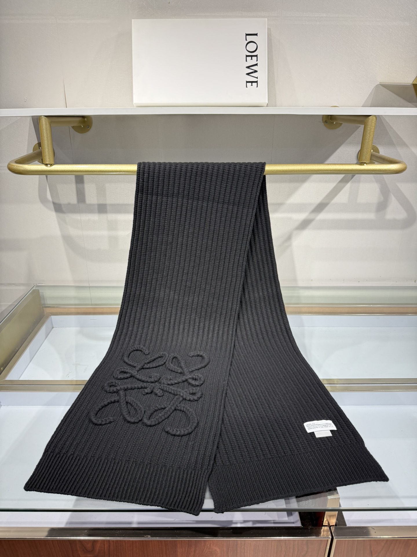 💟【新款来袭]LOE专柜最新编织系列!这是一个特别稀有的款式，这也是LOE家第一款采用纯色针织工艺的围巾