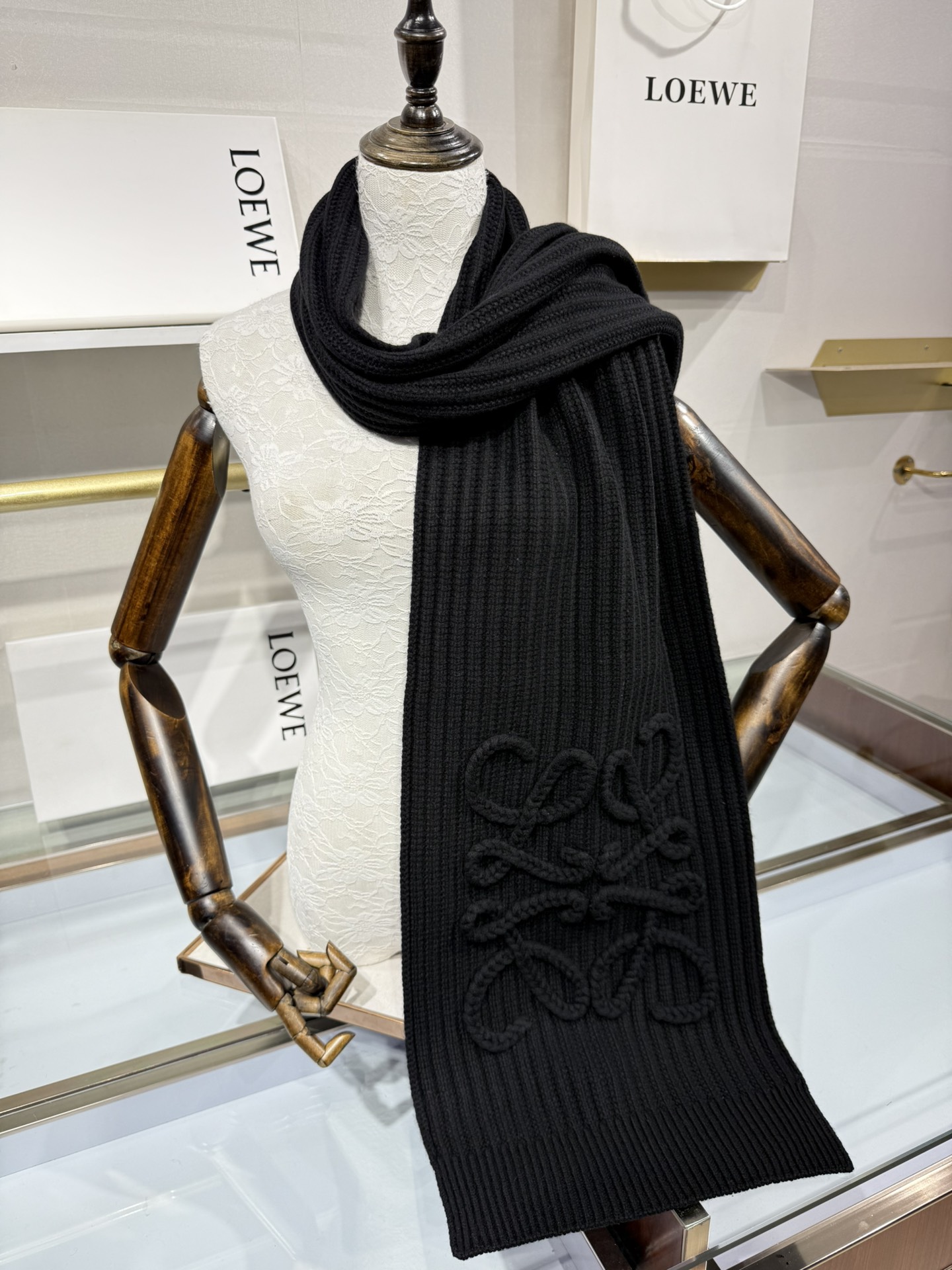 💟【新款来袭]LOE专柜最新编织系列!这是一个特别稀有的款式，这也是LOE家第一款采用纯色针织工艺的围巾