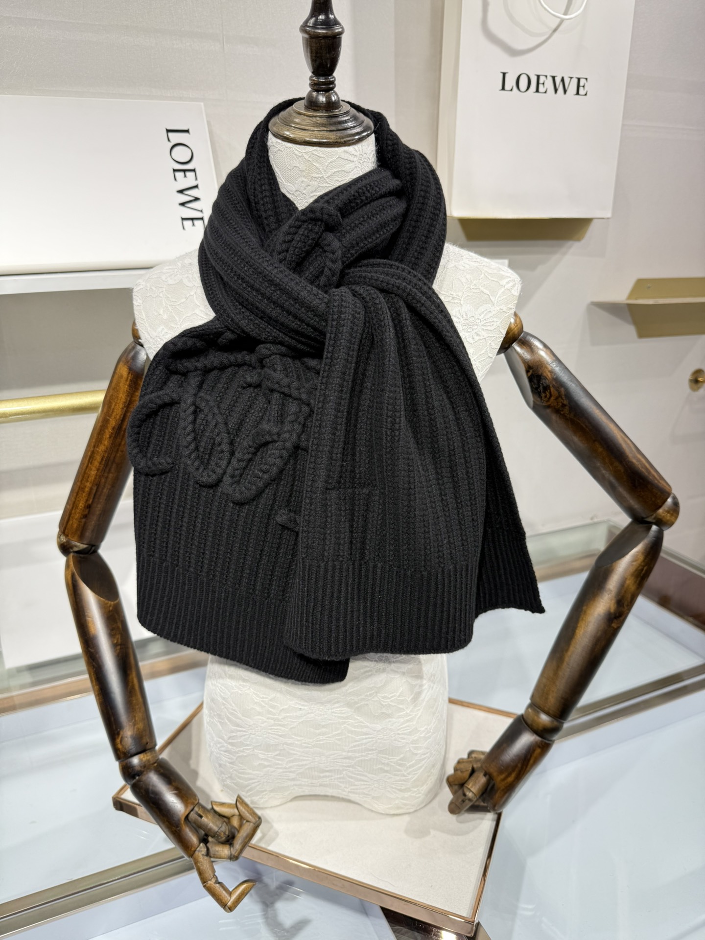 💟【新款来袭]LOE专柜最新编织系列!这是一个特别稀有的款式，这也是LOE家第一款采用纯色针织工艺的围巾