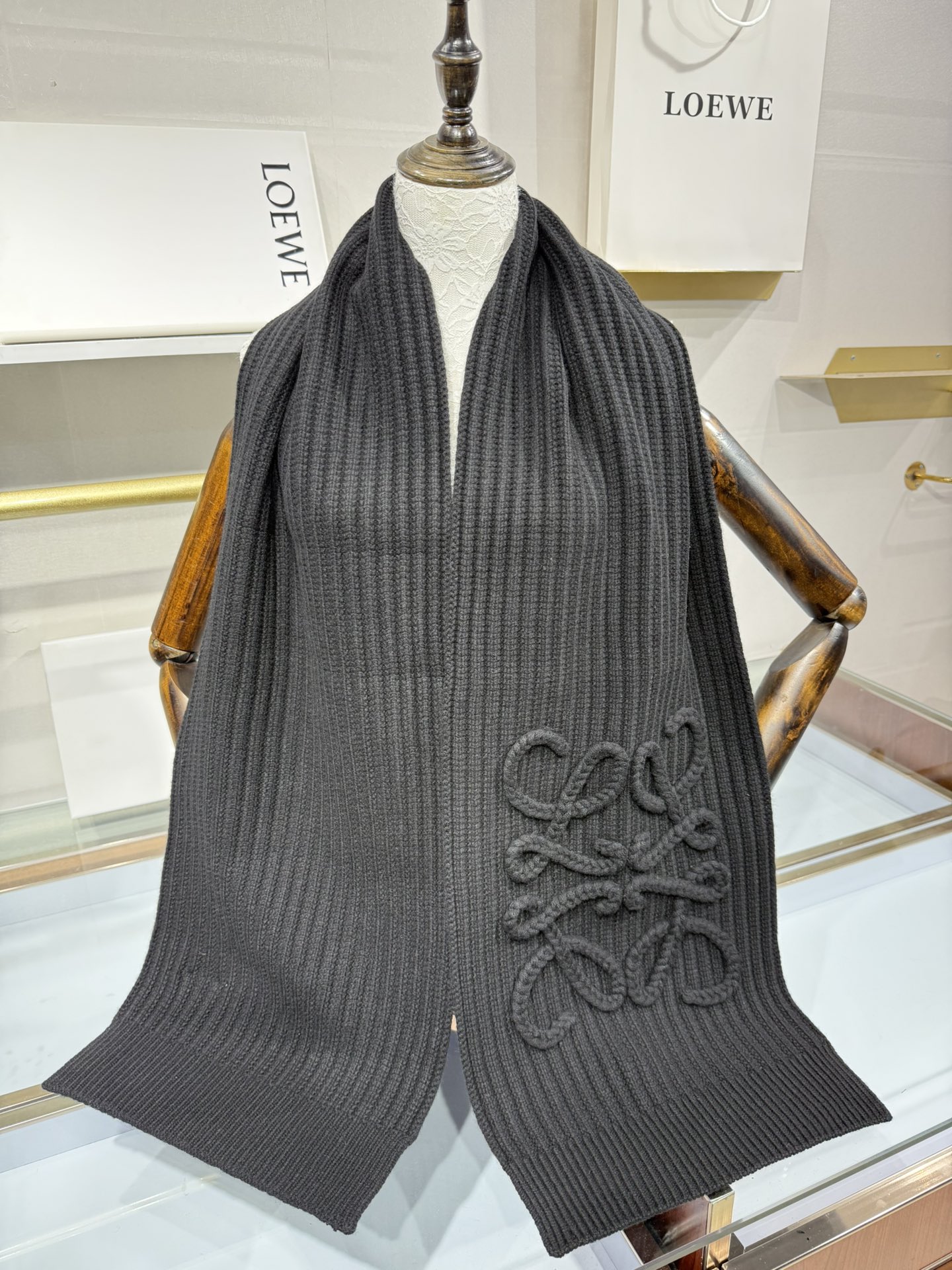💟【新款来袭]LOE专柜最新编织系列!这是一个特别稀有的款式，这也是LOE家第一款采用纯色针织工艺的围巾