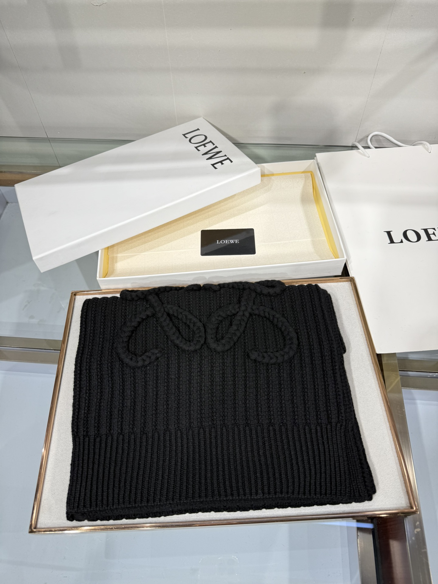 💟【新款来袭]LOE专柜最新编织系列!这是一个特别稀有的款式，这也是LOE家第一款采用纯色针织工艺的围巾