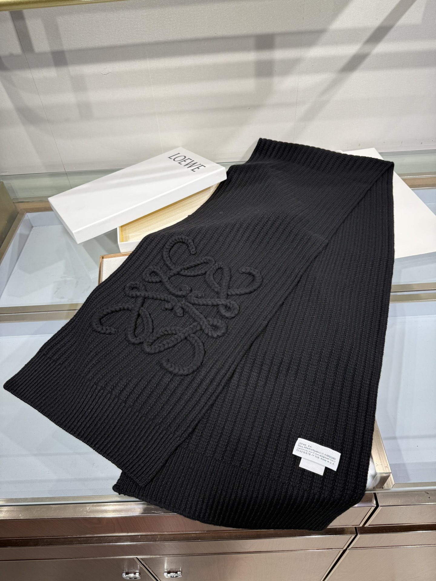 💟【新款来袭]LOE专柜最新编织系列!这是一个特别稀有的款式，这也是LOE家第一款采用纯色针织工艺的围巾