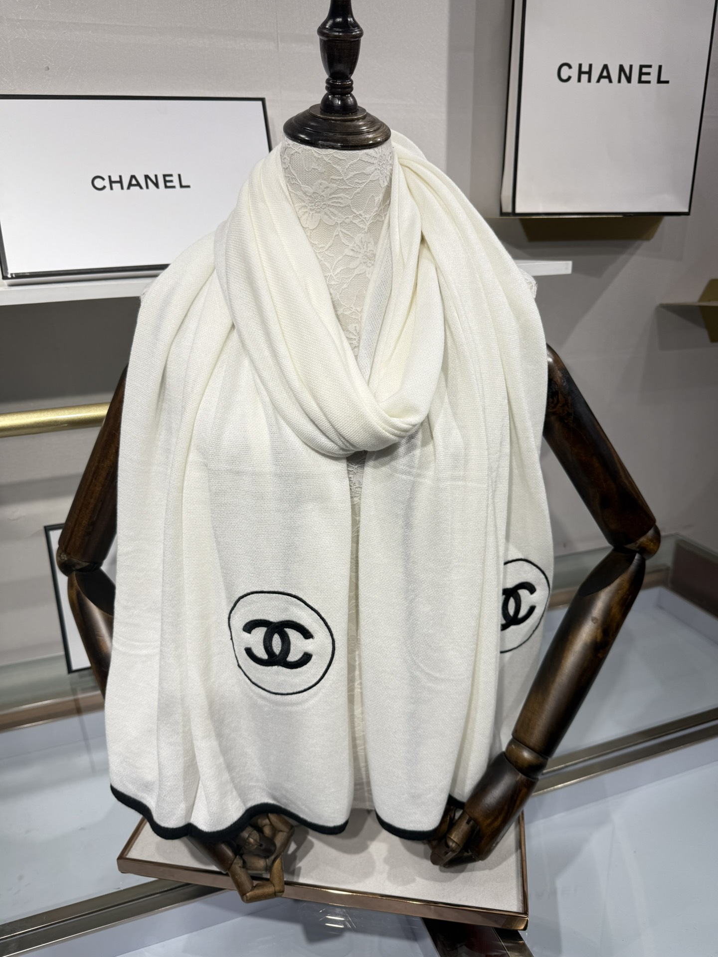 💟补单到货 Ch@nel 小香薄款丝绒长巾（吴昕 、古力娜扎同款）衣橱必收纳款✦这款如同绿水鬼般在专柜不