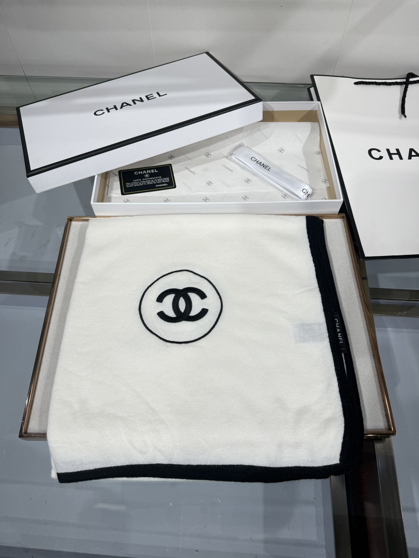 💟补单到货 Ch@nel 小香薄款丝绒长巾（吴昕 、古力娜扎同款）衣橱必收纳款✦这款如同绿水鬼般在专柜不