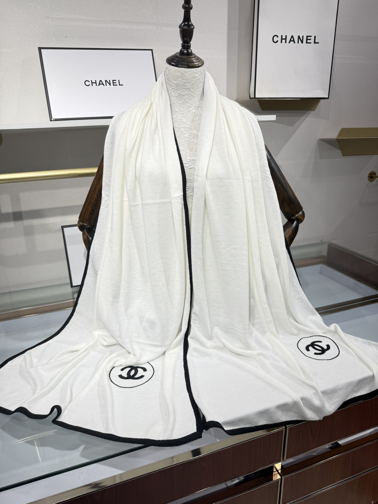 💟补单到货 Ch@nel 小香薄款丝绒长巾（吴昕 、古力娜扎同款）衣橱必收纳款✦这款如同绿水鬼般在专柜不