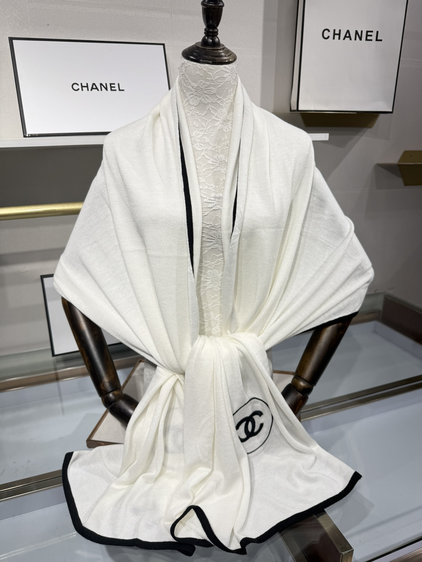 💟补单到货 Ch@nel 小香薄款丝绒长巾（吴昕 、古力娜扎同款）衣橱必收纳款✦这款如同绿水鬼般在专柜不