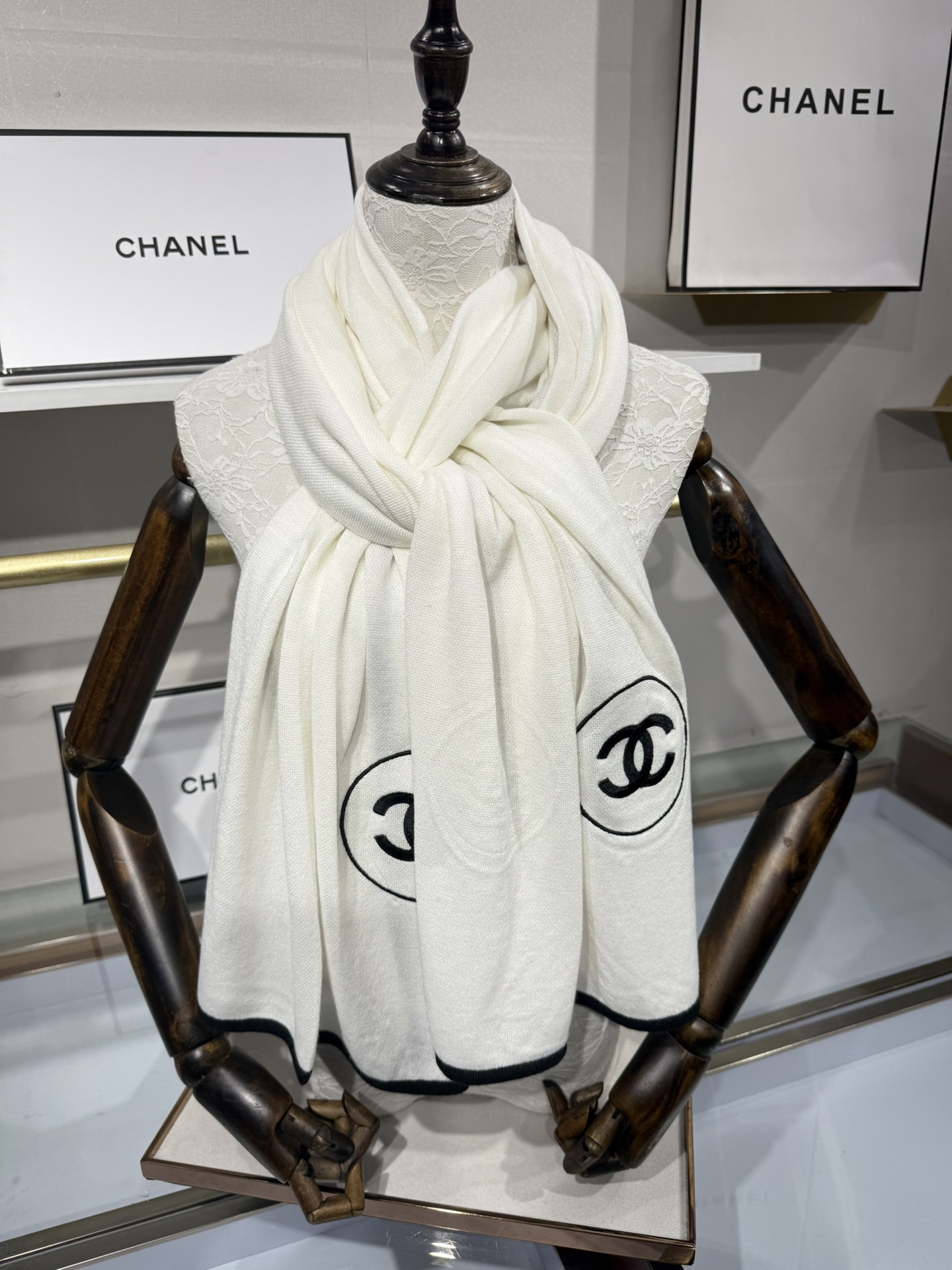 💟补单到货 Ch@nel 小香薄款丝绒长巾（吴昕 、古力娜扎同款）衣橱必收纳款✦这款如同绿水鬼般在专柜不