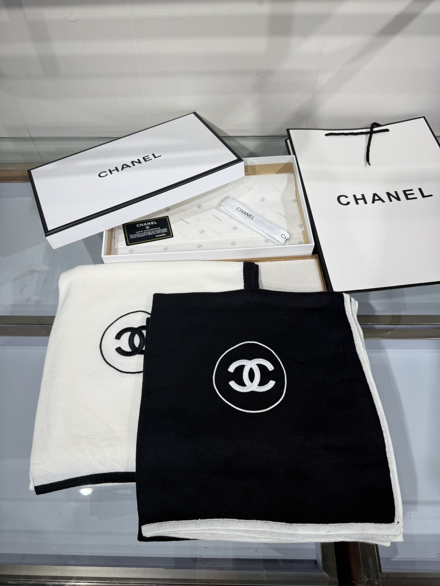 💟补单到货 Ch@nel 小香薄款丝绒长巾（吴昕 、古力娜扎同款）衣橱必收纳款✦这款如同绿水鬼般在专柜不