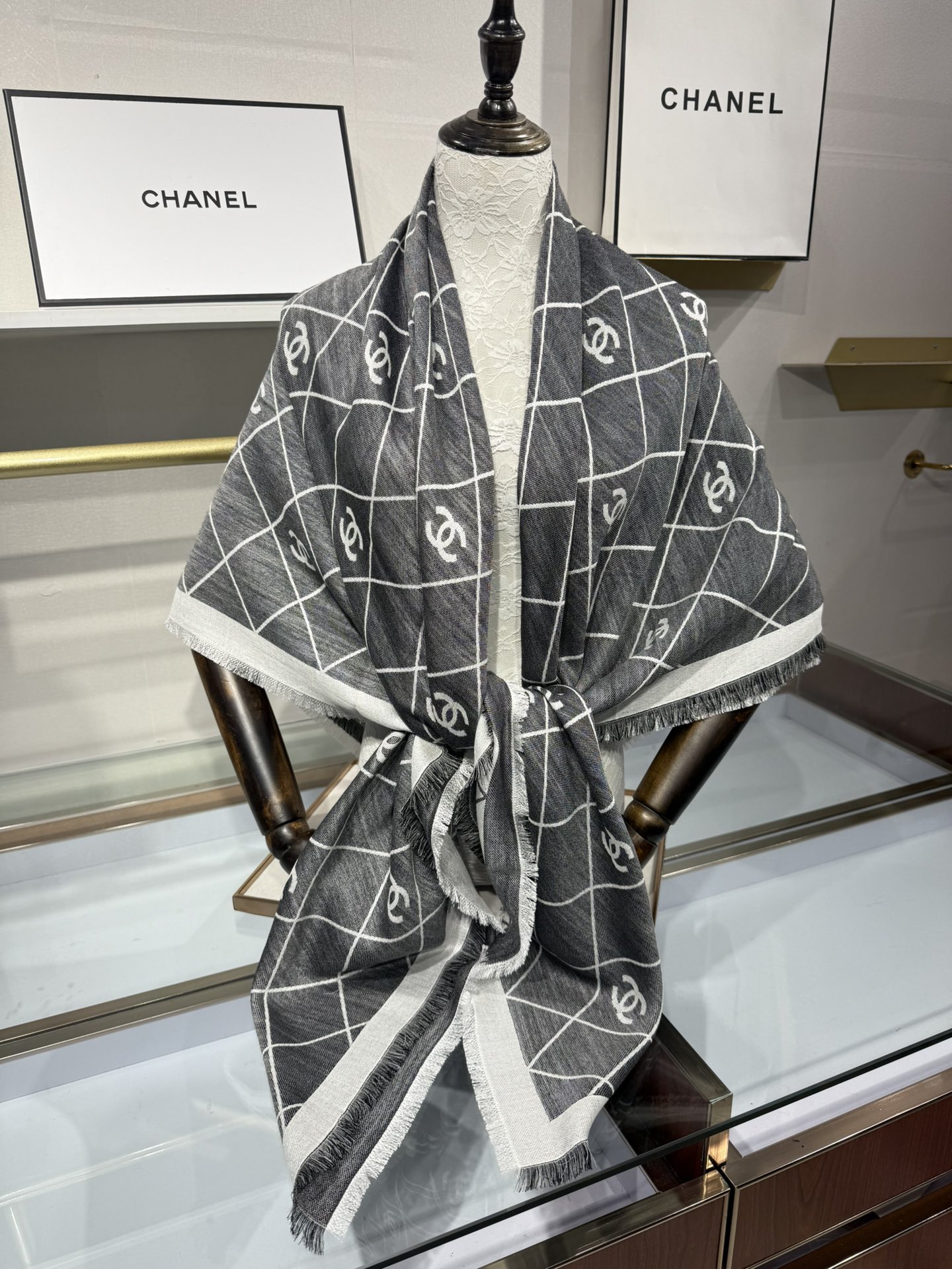 💟典菱格的包包已经成为香家历代经典不可替代的标志性图纹这款菱格围巾更是经典中的的高贵出品每一个品牌的lo