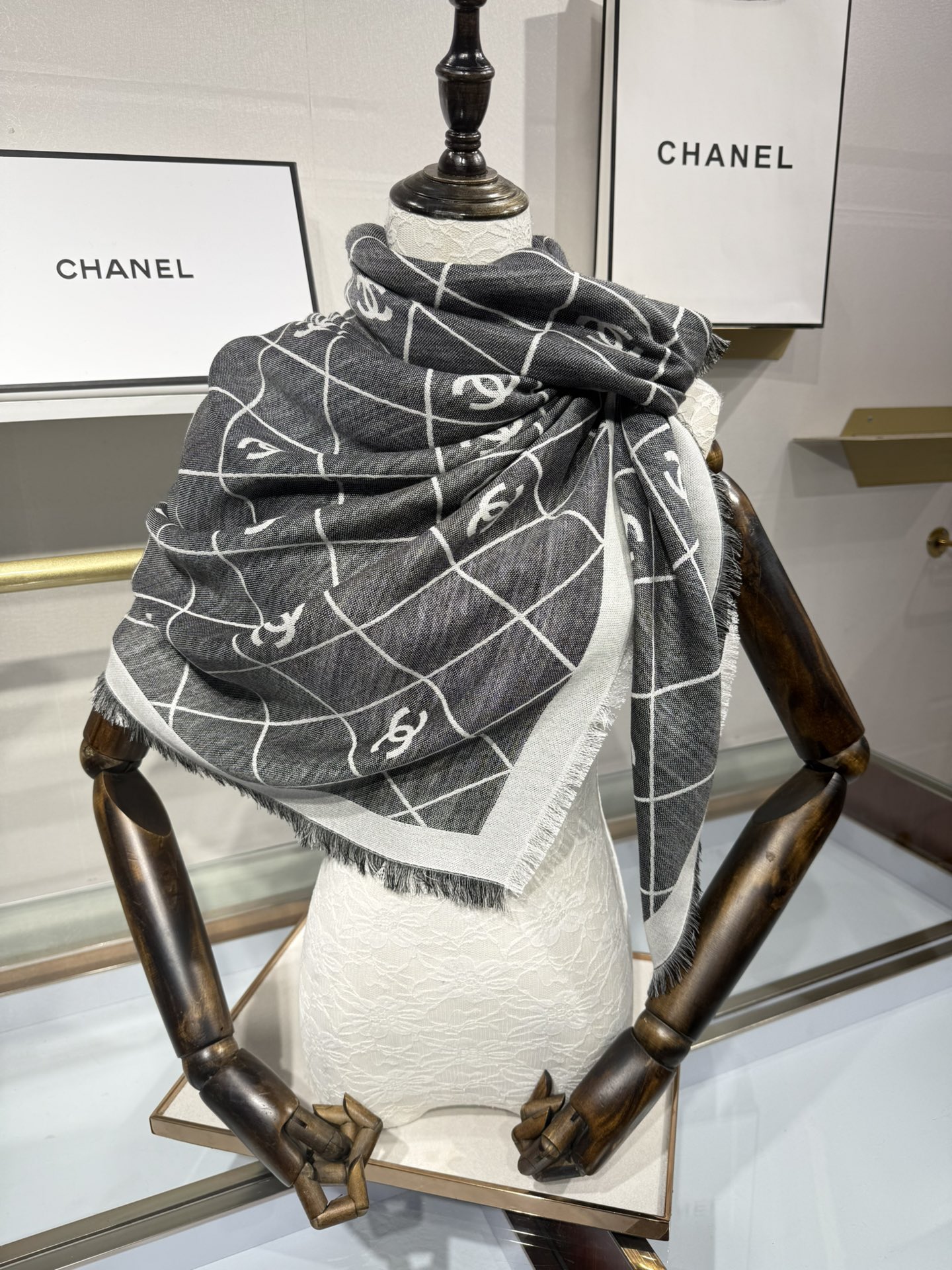 💟典菱格的包包已经成为香家历代经典不可替代的标志性图纹这款菱格围巾更是经典中的的高贵出品每一个品牌的lo