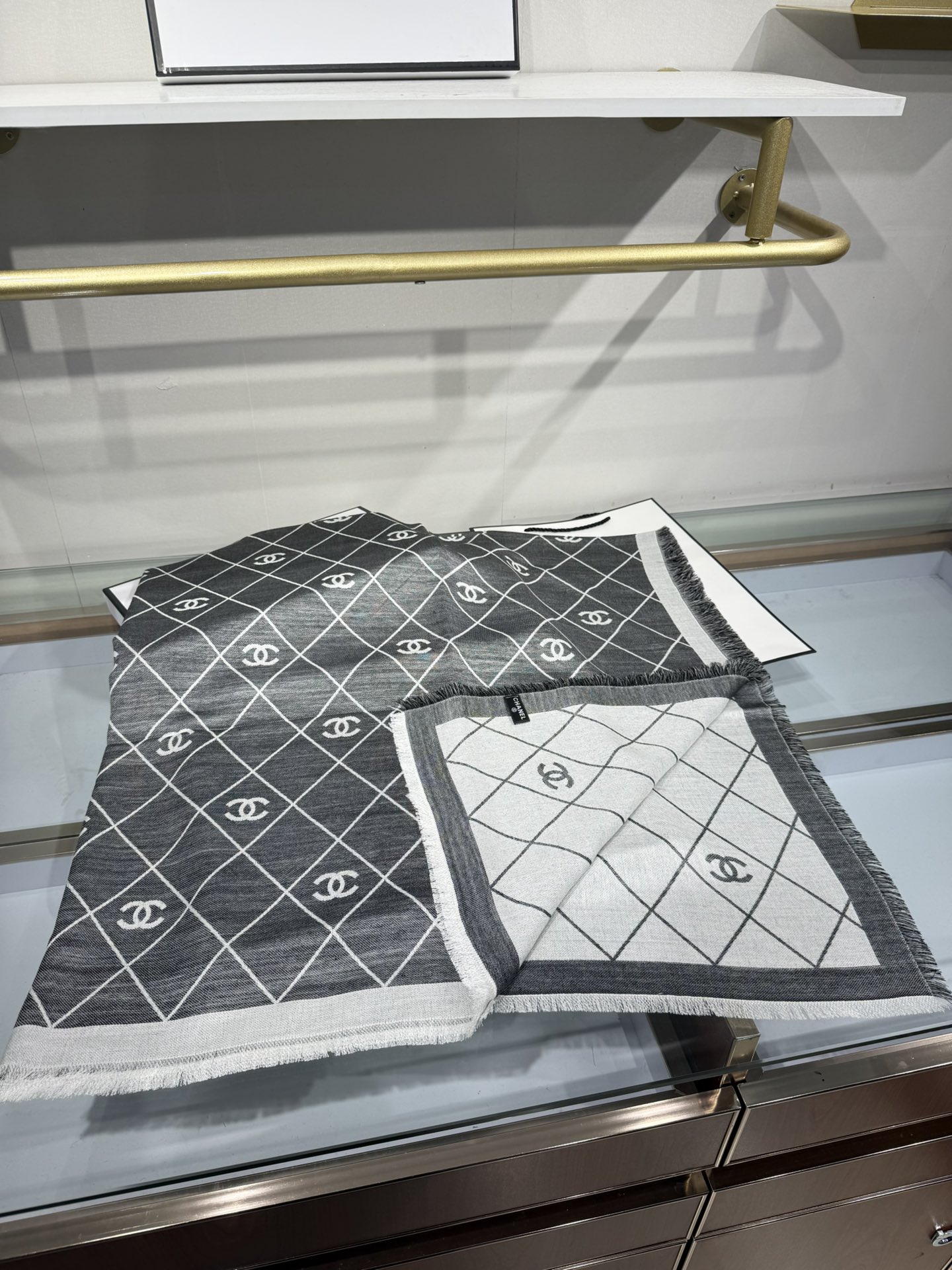 💟典菱格的包包已经成为香家历代经典不可替代的标志性图纹这款菱格围巾更是经典中的的高贵出品每一个品牌的lo