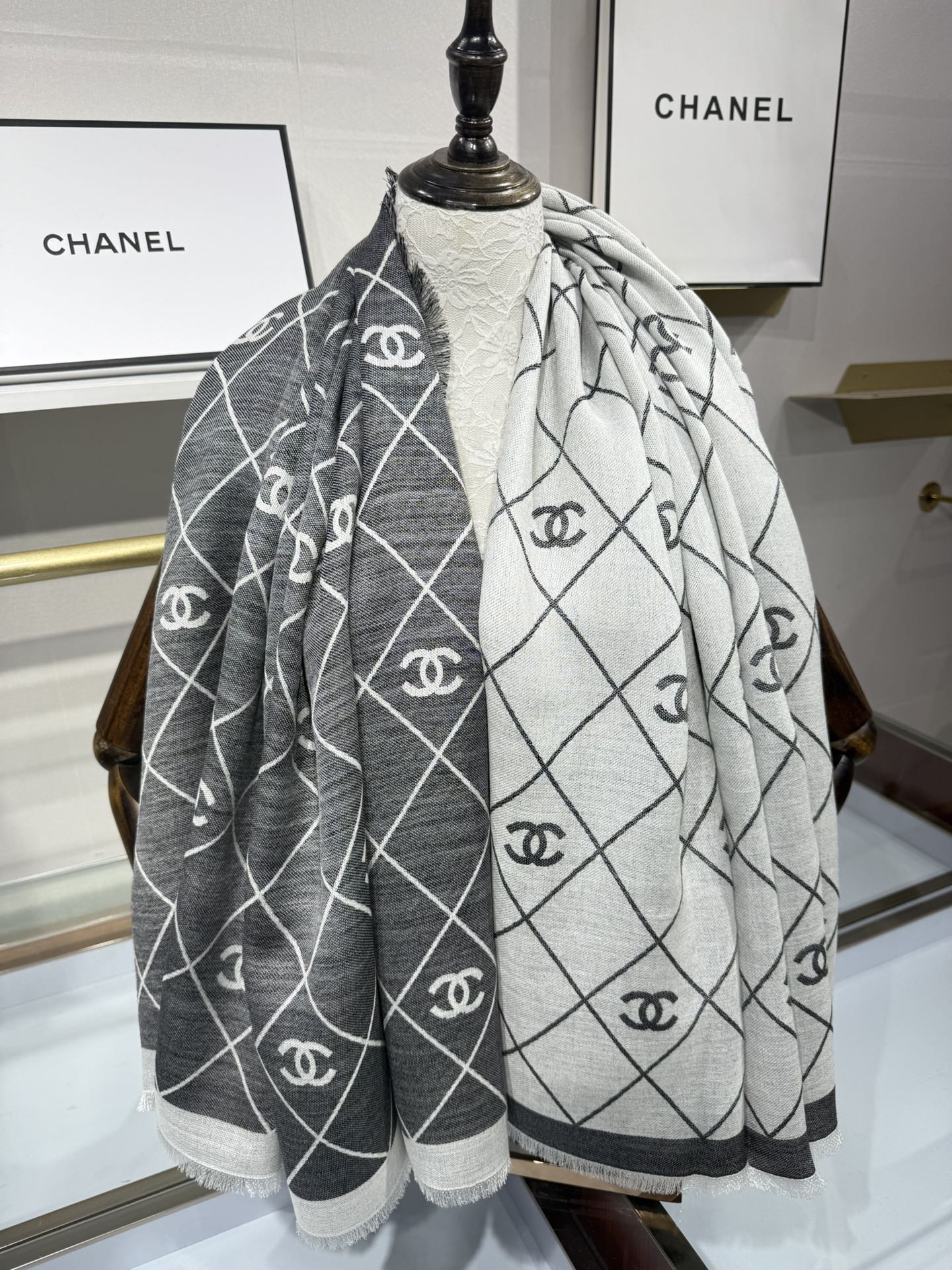 💟典菱格的包包已经成为香家历代经典不可替代的标志性图纹这款菱格围巾更是经典中的的高贵出品每一个品牌的lo