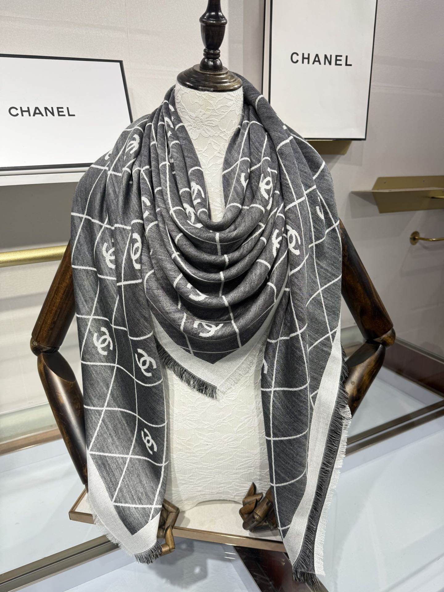 💟典菱格的包包已经成为香家历代经典不可替代的标志性图纹这款菱格围巾更是经典中的的高贵出品每一个品牌的lo