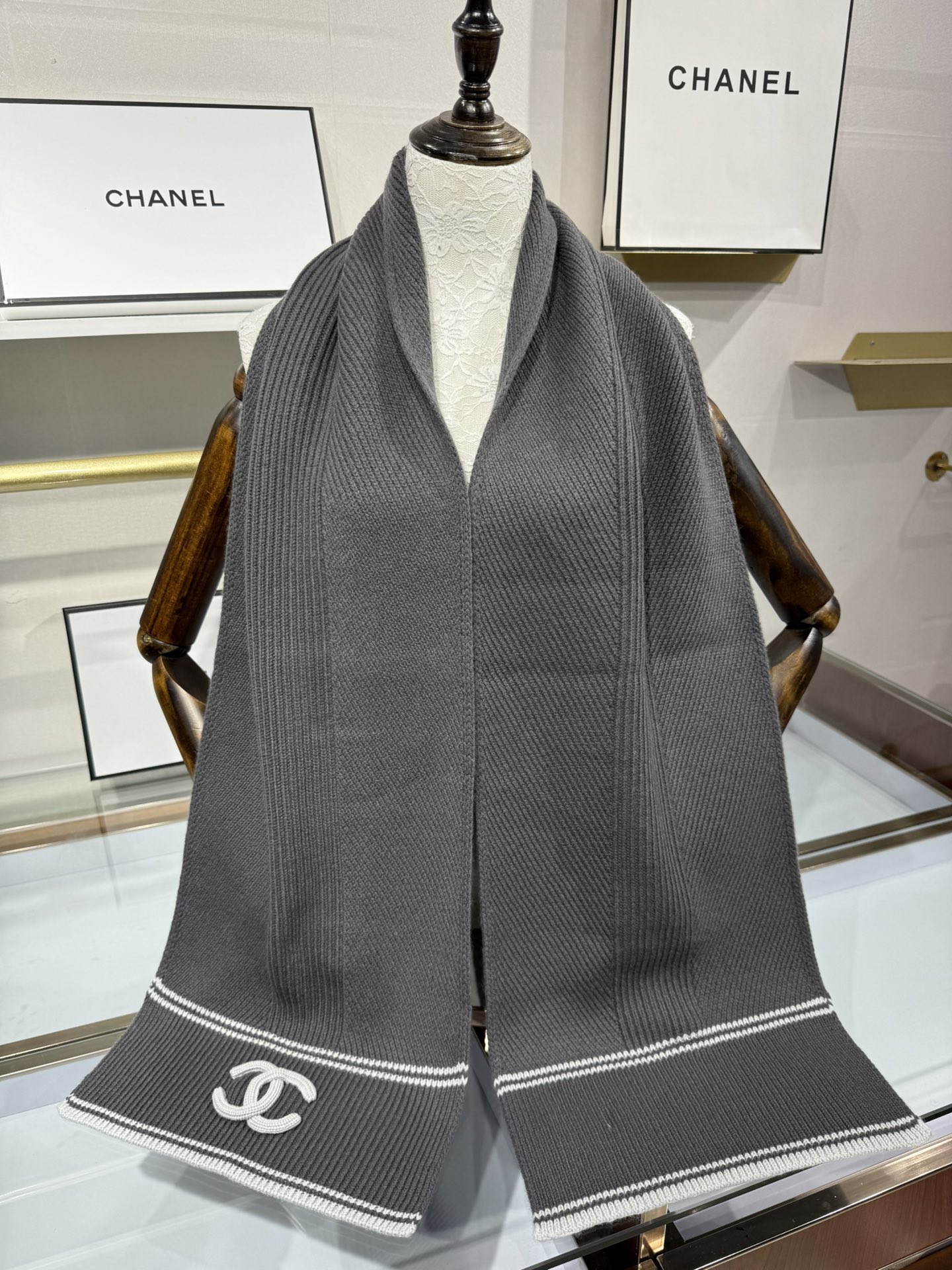 💟【香奶奶斜织线条纹理羊绒围巾｜优雅与温暖的臻品邂逅】精选细腻羊绒，以斜纹交织工艺勾勒经典线条，35*1