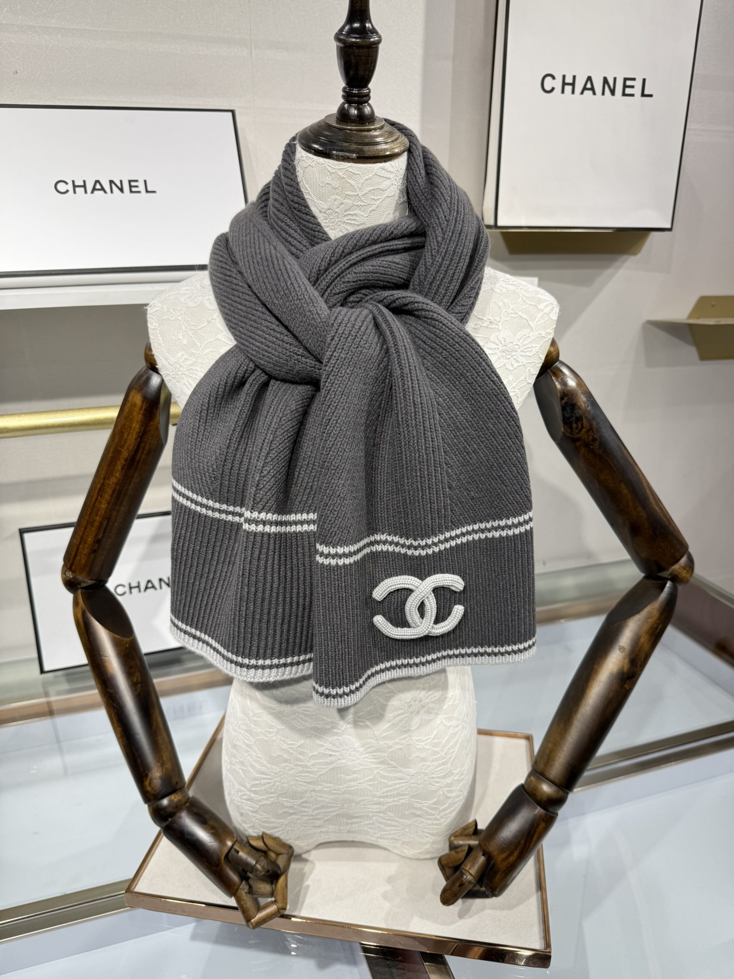 💟【香奶奶斜织线条纹理羊绒围巾｜优雅与温暖的臻品邂逅】精选细腻羊绒，以斜纹交织工艺勾勒经典线条，35*1