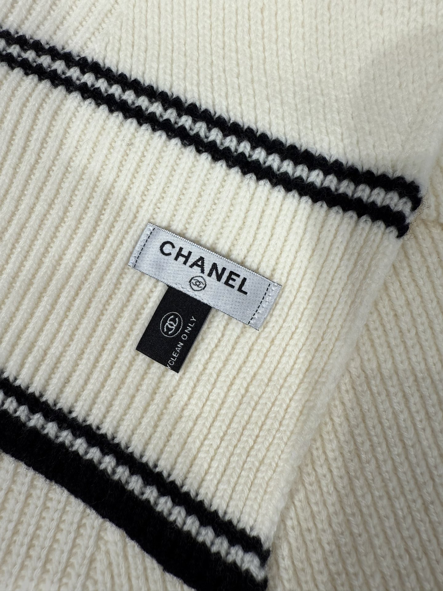 💟【香奶奶斜织线条纹理羊绒围巾｜优雅与温暖的臻品邂逅】精选细腻羊绒，以斜纹交织工艺勾勒经典线条，35*1