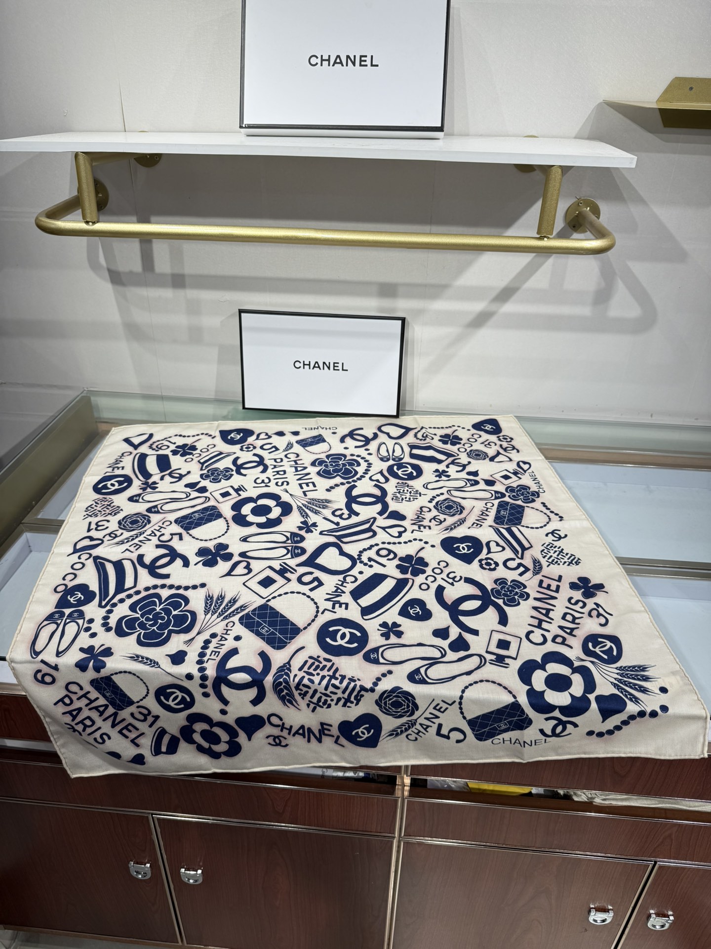 💟今年新出的双面同色新工艺。秋冬新款 小香山茶花90羊绒方巾‼️【高端 大爱 ‼️纯羊绒 婴儿触感舒服到