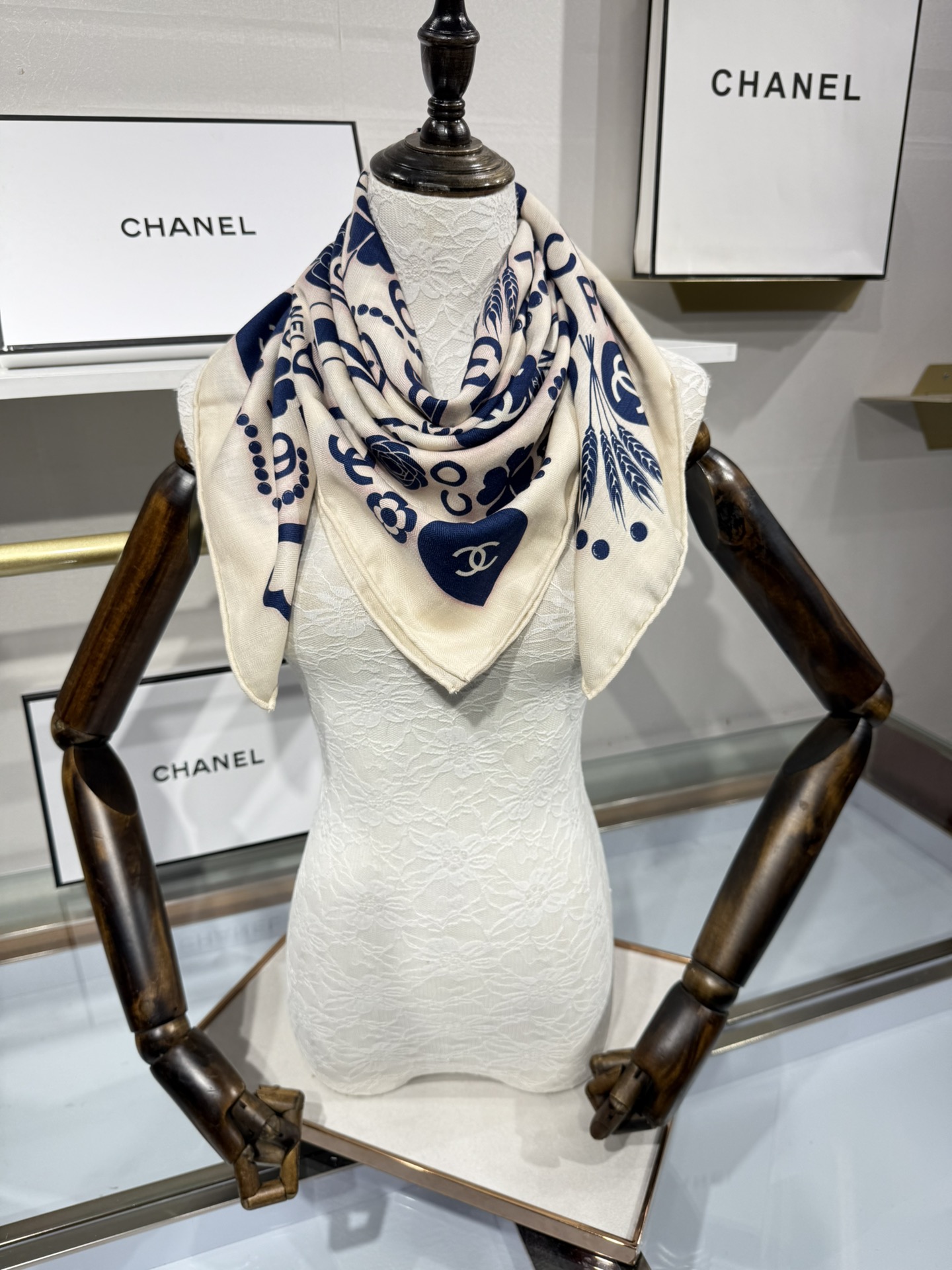 💟今年新出的双面同色新工艺。秋冬新款 小香山茶花90羊绒方巾‼️【高端 大爱 ‼️纯羊绒 婴儿触感舒服到