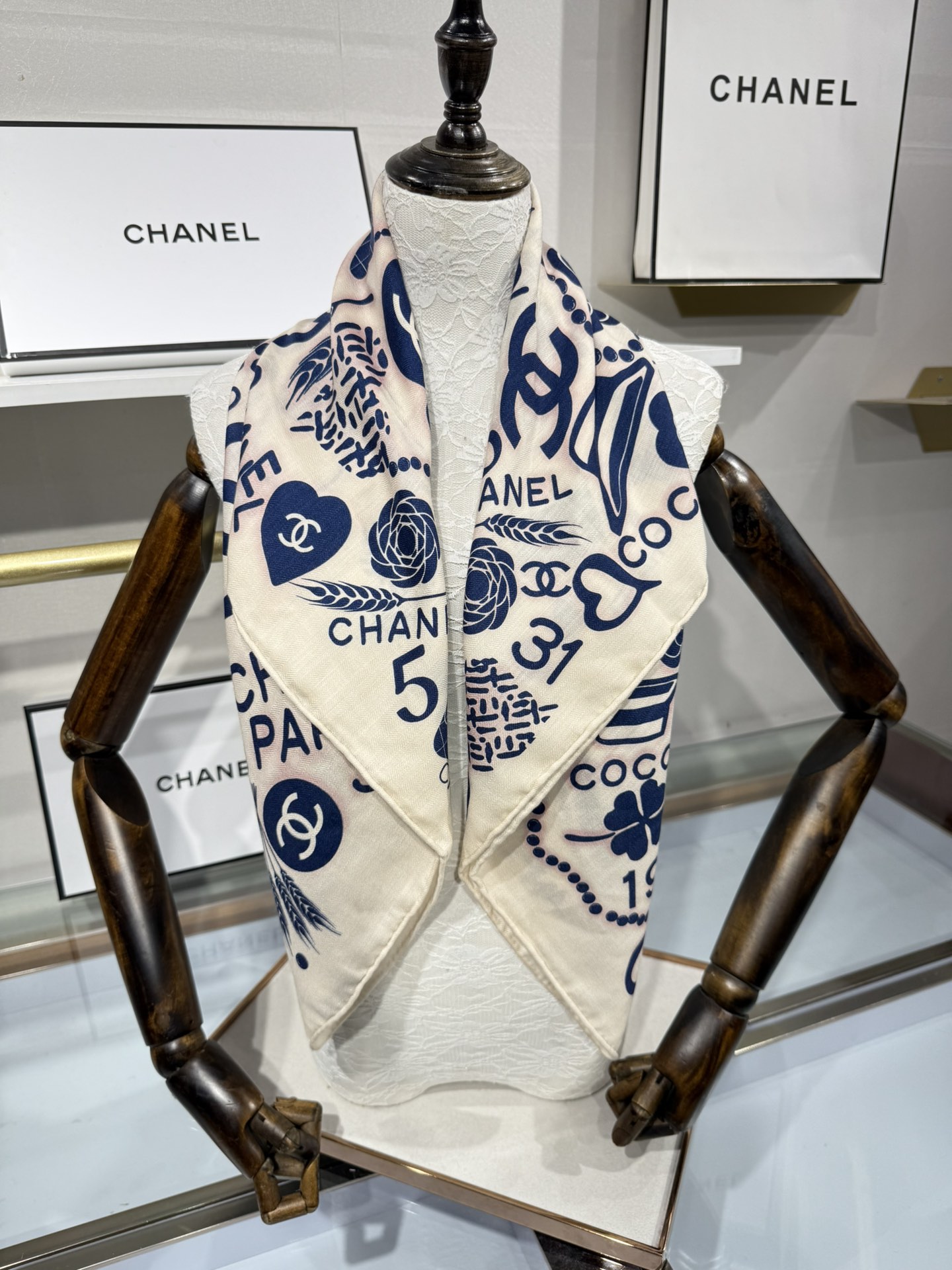 💟今年新出的双面同色新工艺。秋冬新款 小香山茶花90羊绒方巾‼️【高端 大爱 ‼️纯羊绒 婴儿触感舒服到