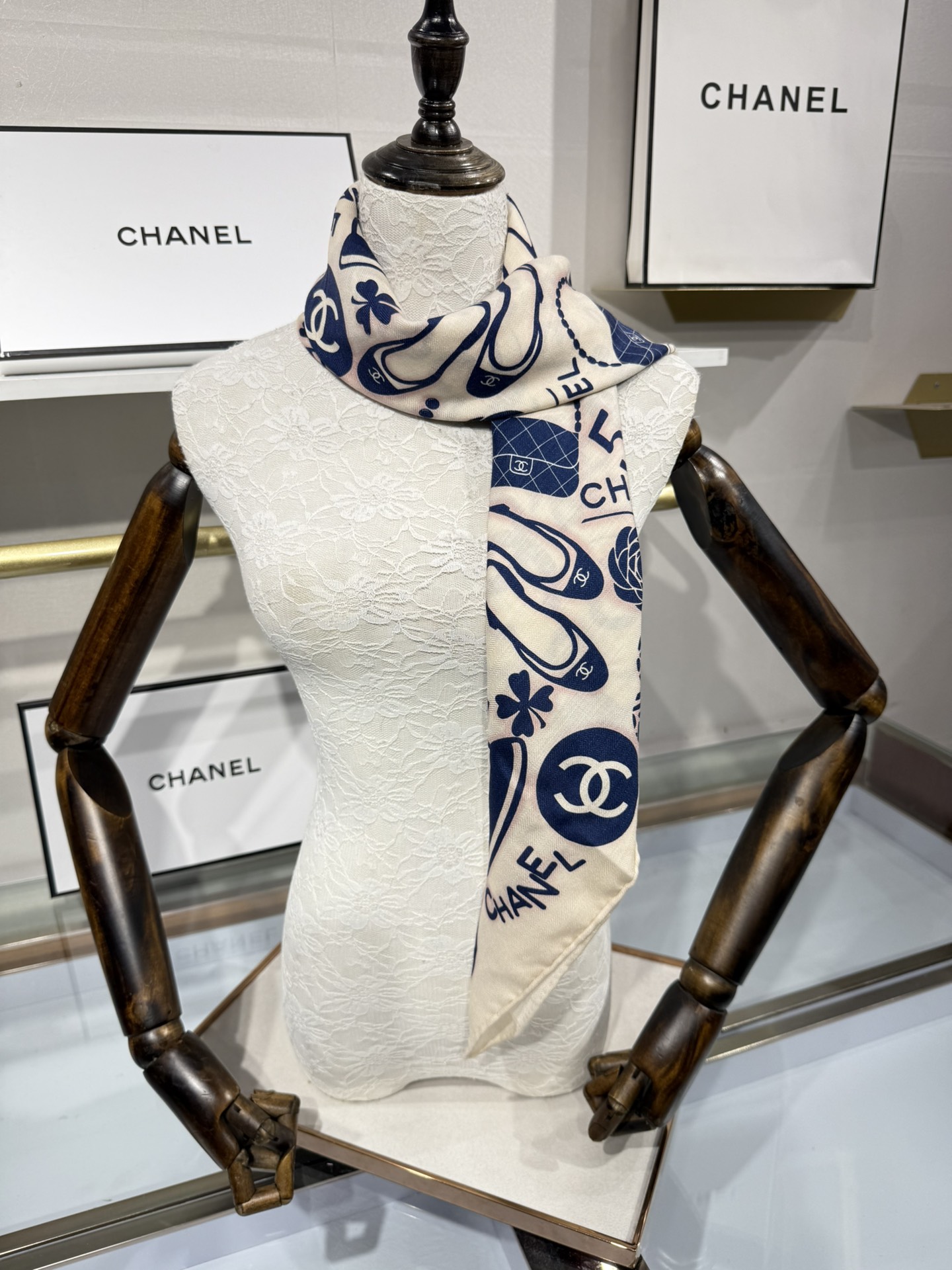 💟今年新出的双面同色新工艺。秋冬新款 小香山茶花90羊绒方巾‼️【高端 大爱 ‼️纯羊绒 婴儿触感舒服到