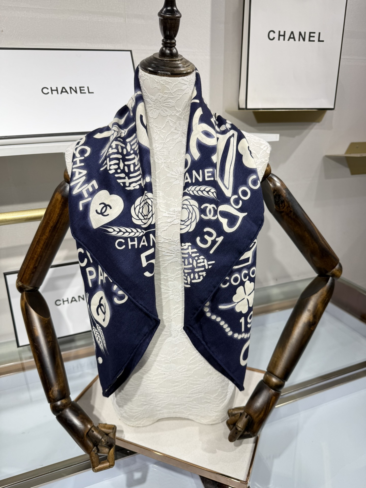 💟今年新出的双面同色新工艺。秋冬新款 小香山茶花90羊绒方巾‼️【高端 大爱 ‼️纯羊绒 婴儿触感舒服到