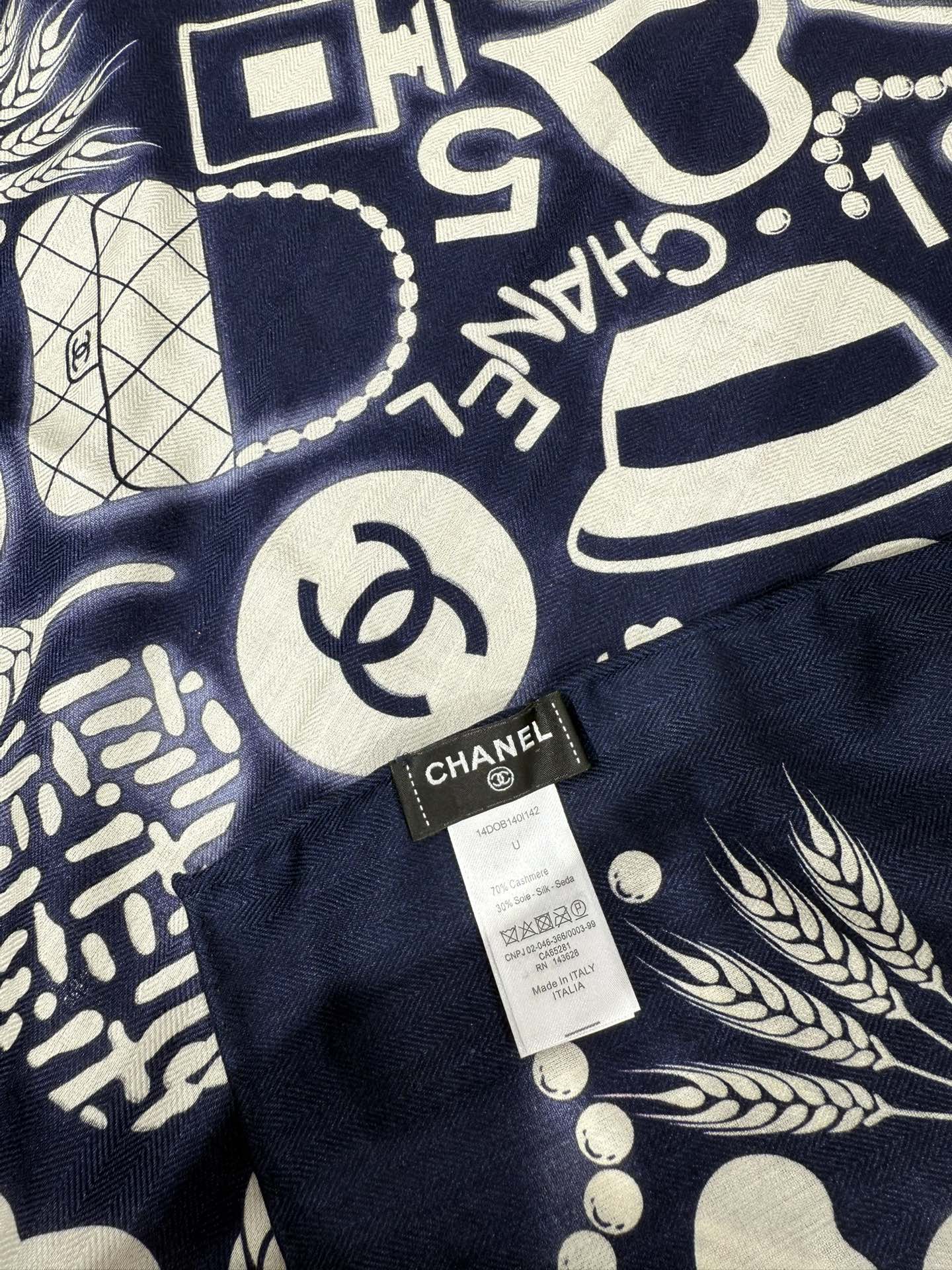 💟今年新出的双面同色新工艺。秋冬新款 小香山茶花90羊绒方巾‼️【高端 大爱 ‼️纯羊绒 婴儿触感舒服到