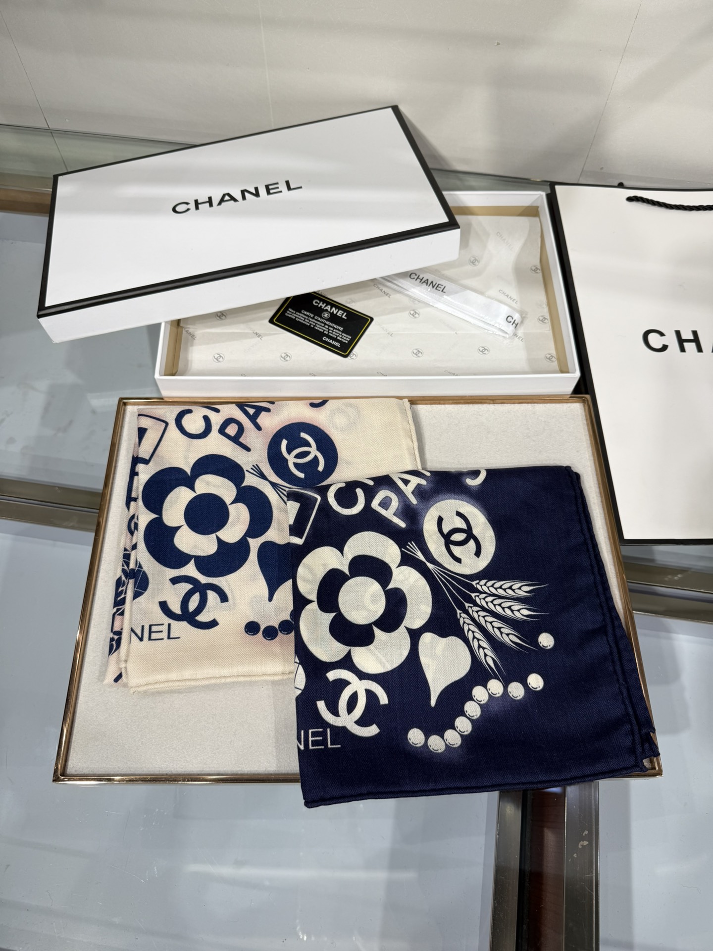 💟今年新出的双面同色新工艺。秋冬新款 小香山茶花90羊绒方巾‼️【高端 大爱 ‼️纯羊绒 婴儿触感舒服到