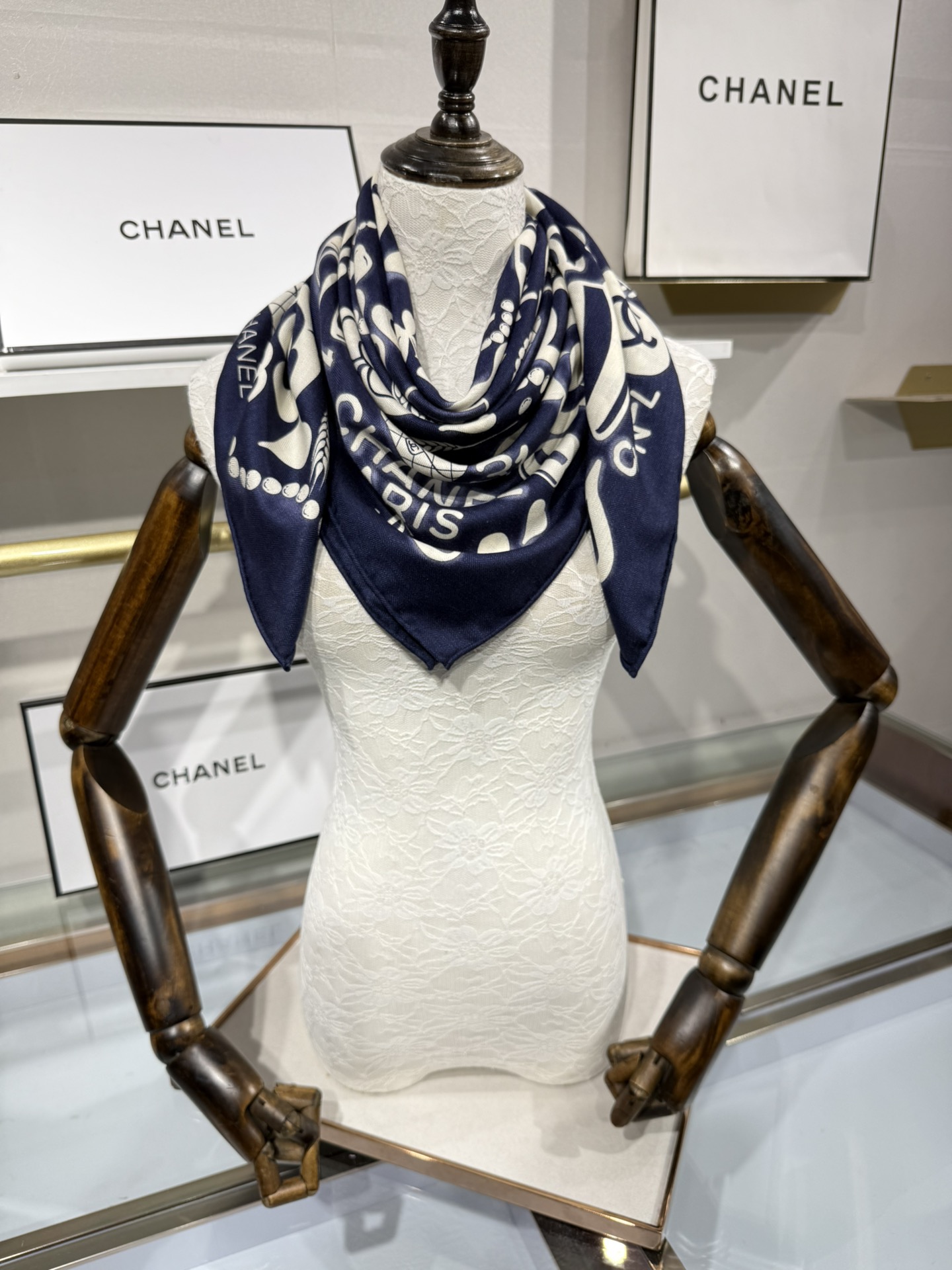 💟今年新出的双面同色新工艺。秋冬新款 小香山茶花90羊绒方巾‼️【高端 大爱 ‼️纯羊绒 婴儿触感舒服到