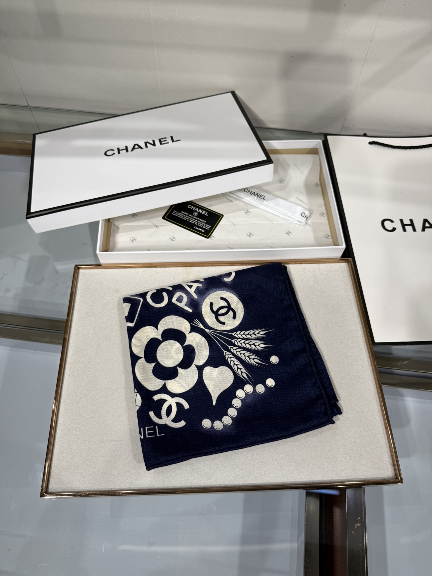 💟今年新出的双面同色新工艺。秋冬新款 小香山茶花90羊绒方巾‼️【高端 大爱 ‼️纯羊绒 婴儿触感舒服到