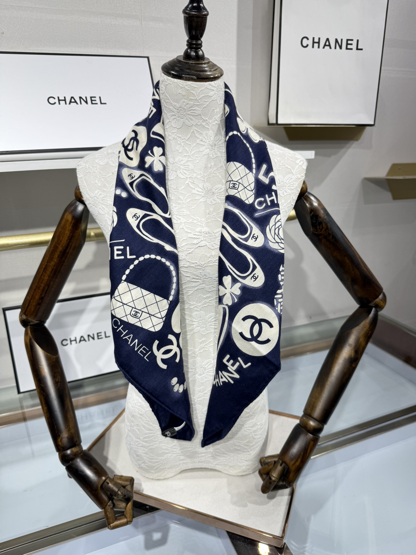 💟今年新出的双面同色新工艺。秋冬新款 小香山茶花90羊绒方巾‼️【高端 大爱 ‼️纯羊绒 婴儿触感舒服到