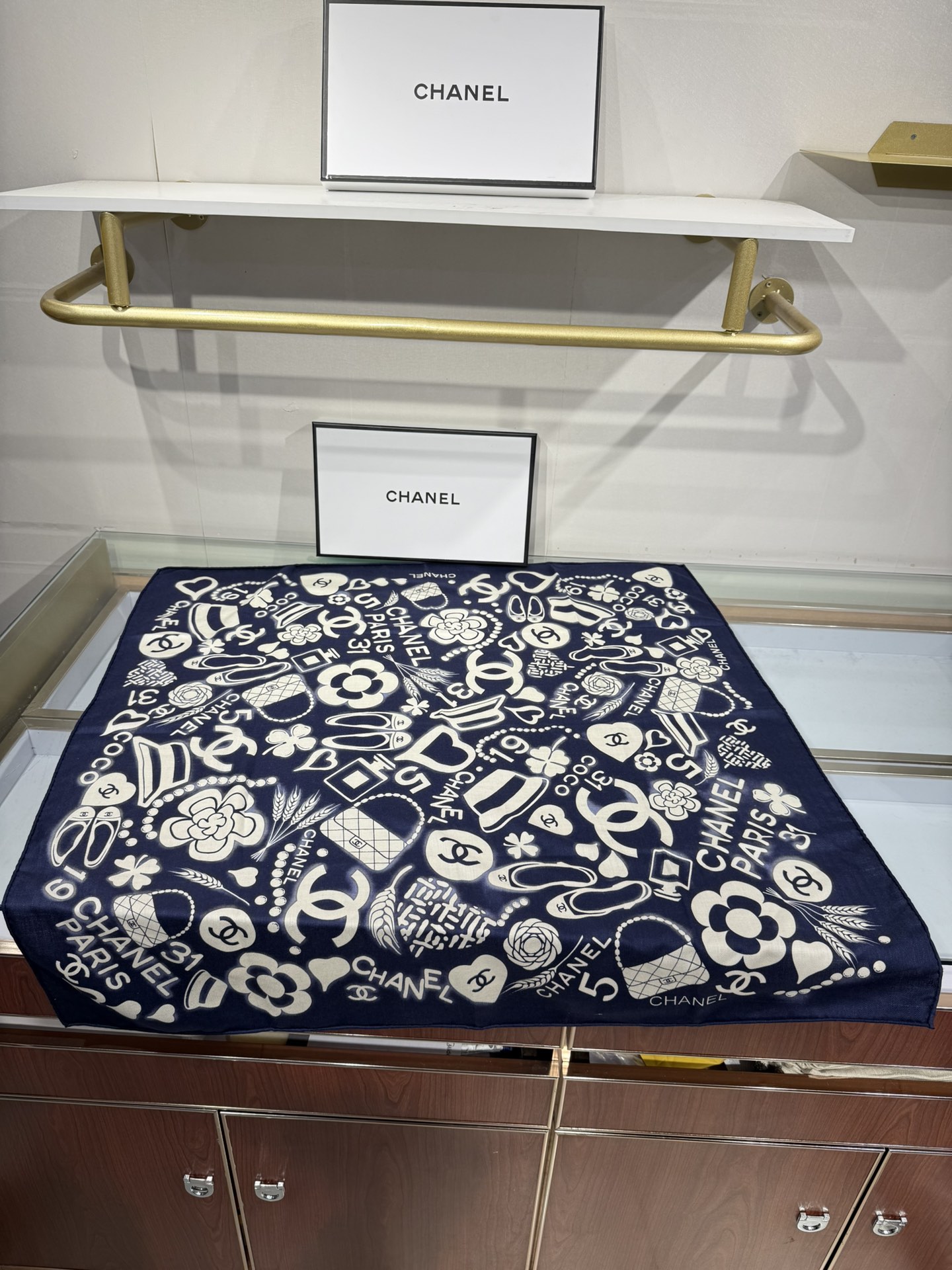 💟今年新出的双面同色新工艺。秋冬新款 小香山茶花90羊绒方巾‼️【高端 大爱 ‼️纯羊绒 婴儿触感舒服到