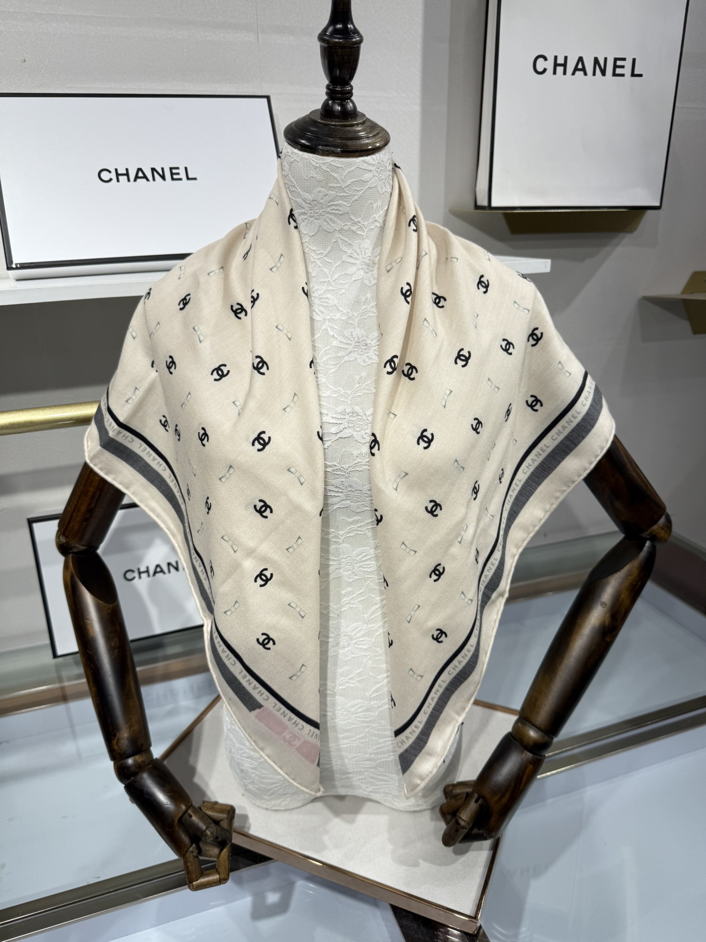 💟今年新出的双面同色新工艺。秋冬新款 小香山茶花90羊绒方巾‼️【高端 大爱 ‼️纯羊绒 婴儿触感舒服到