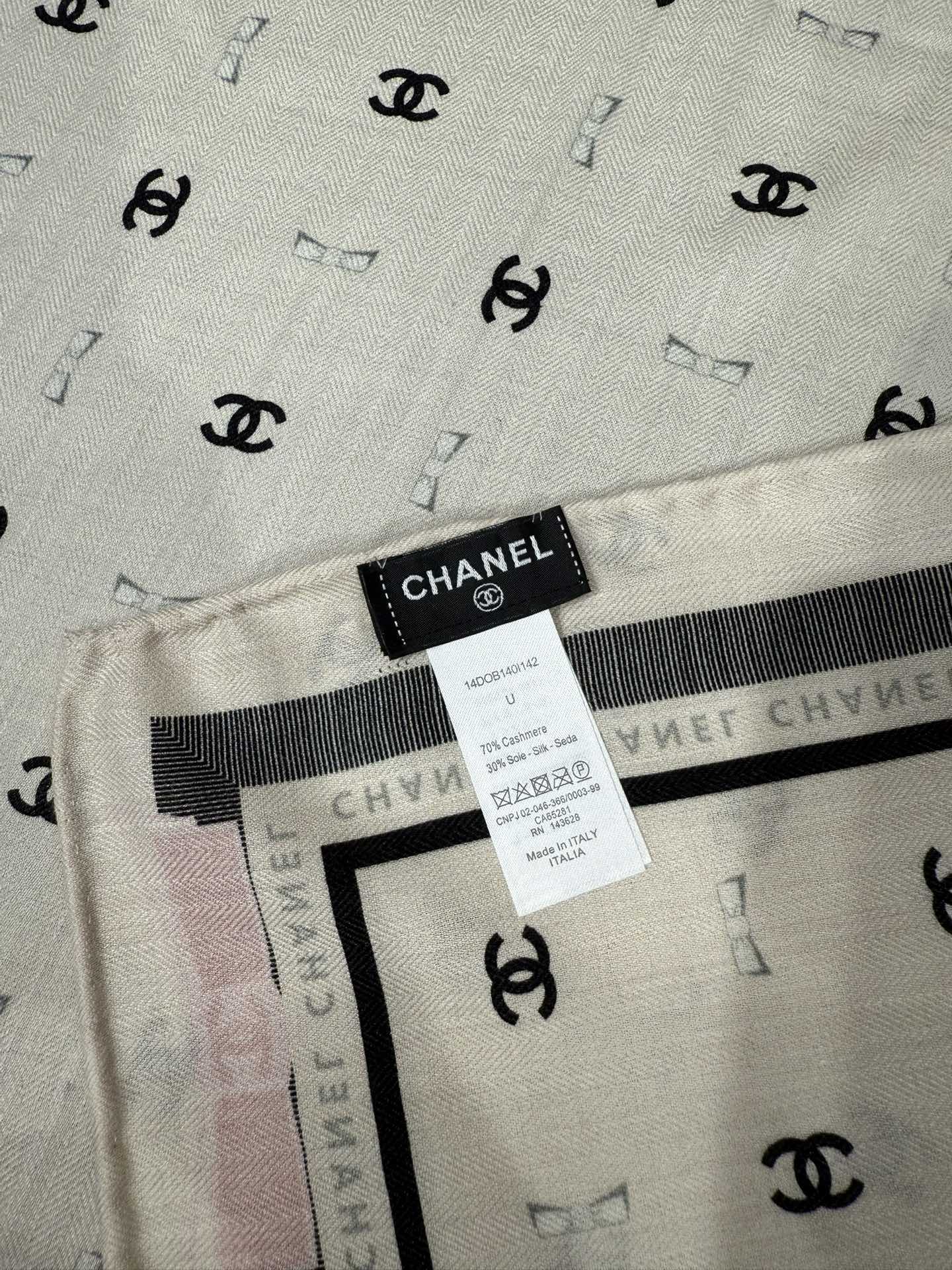 💟今年新出的双面同色新工艺。秋冬新款 小香山茶花90羊绒方巾‼️【高端 大爱 ‼️纯羊绒 婴儿触感舒服到